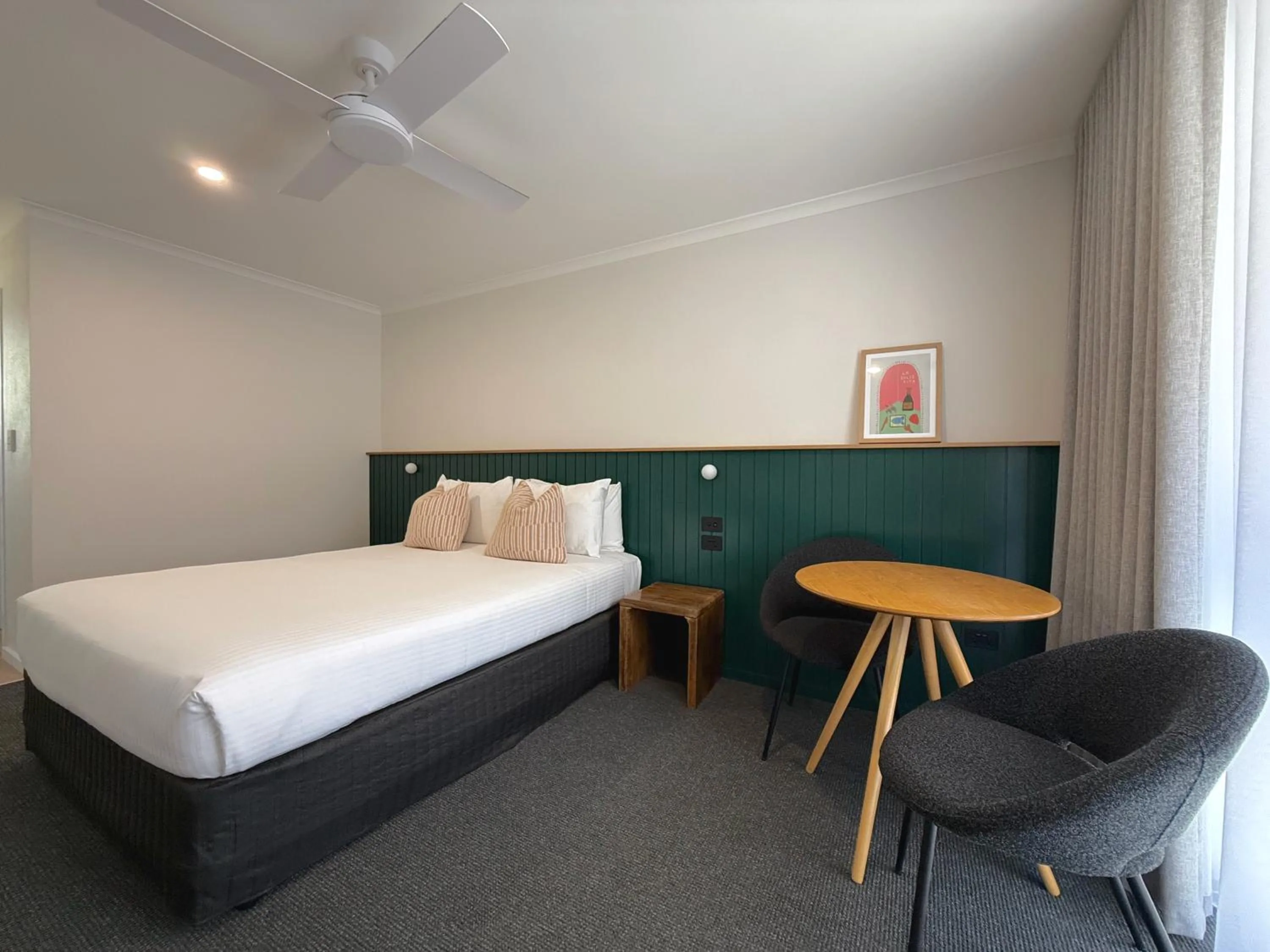 Bed in Pelican Motor Inn