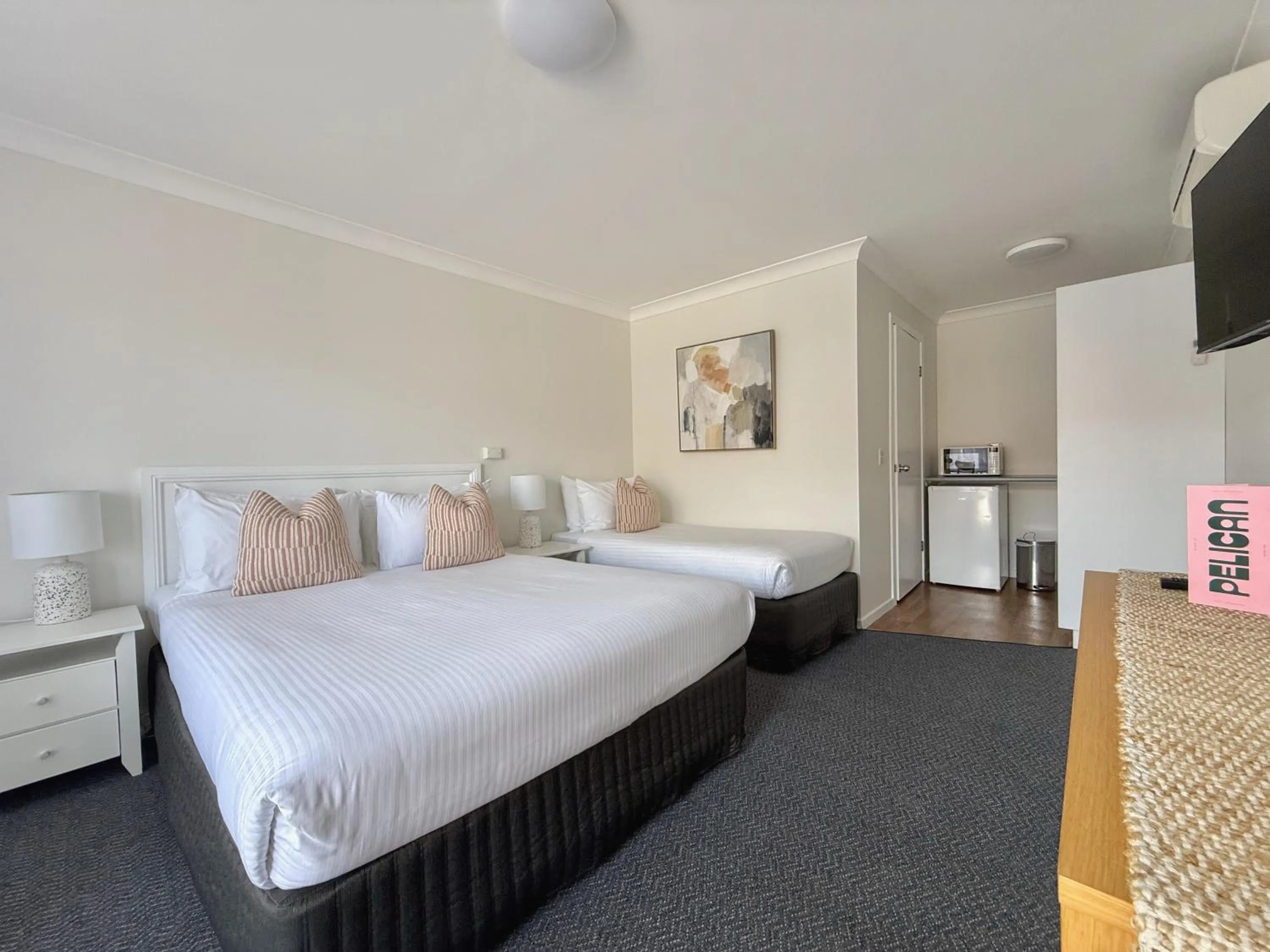 Bed in Pelican Motor Inn