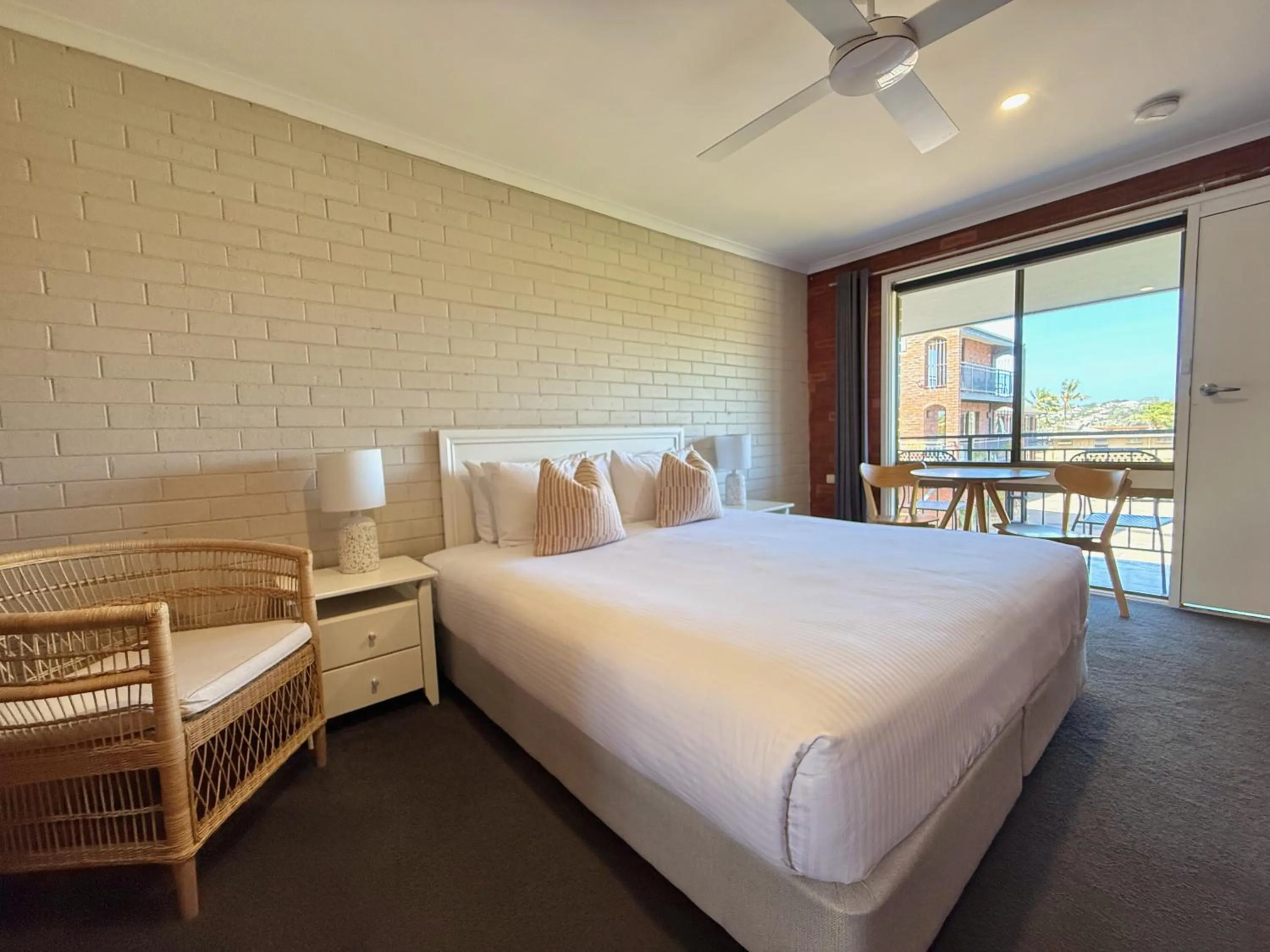 Bed in Pelican Motor Inn