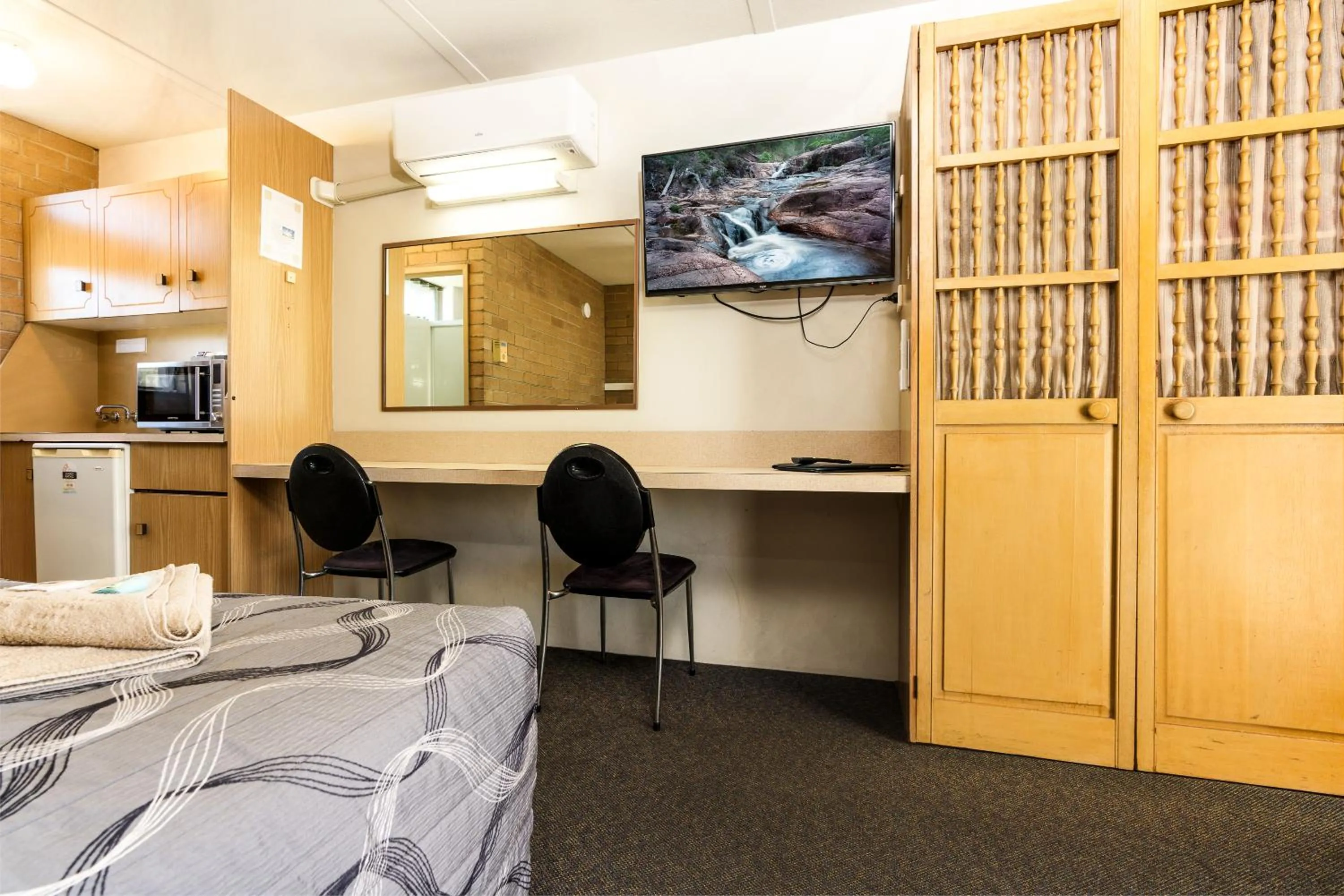 Bed in Town Centre Motor Inn