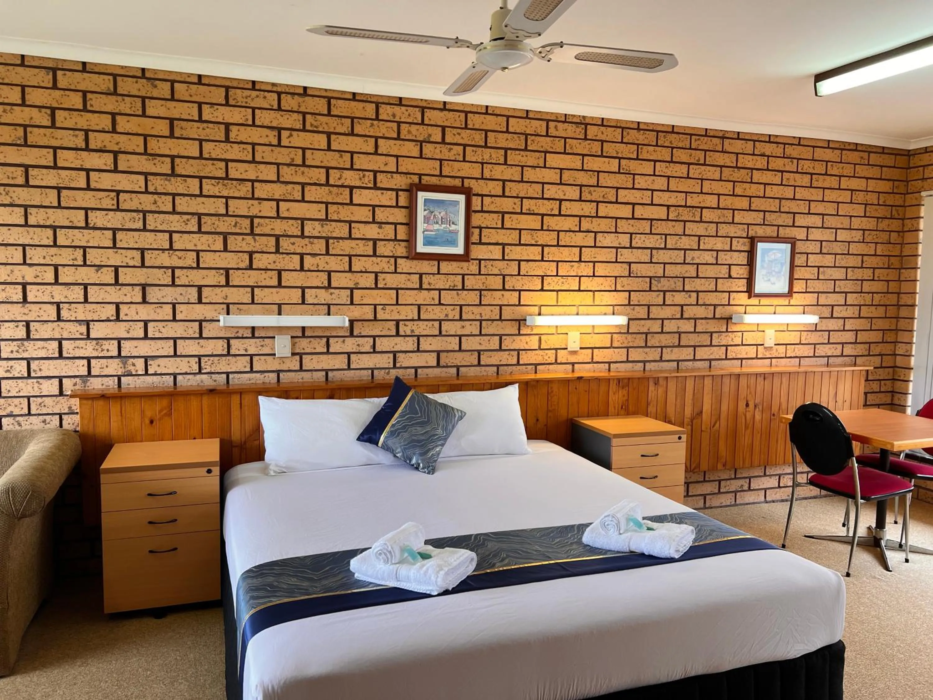 Bed in Bayview Motor Inn