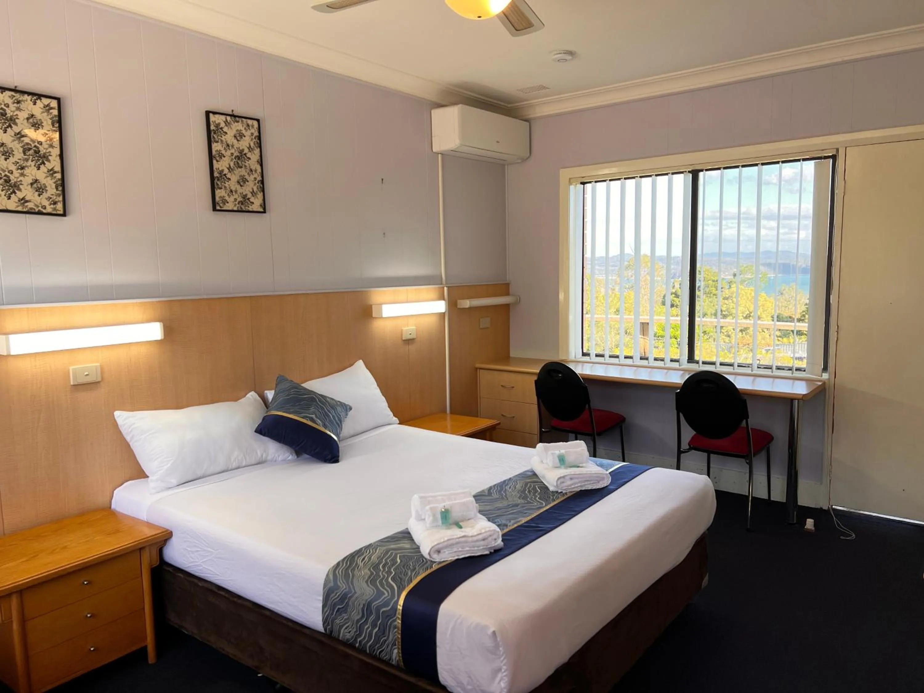 Bed in Bayview Motor Inn