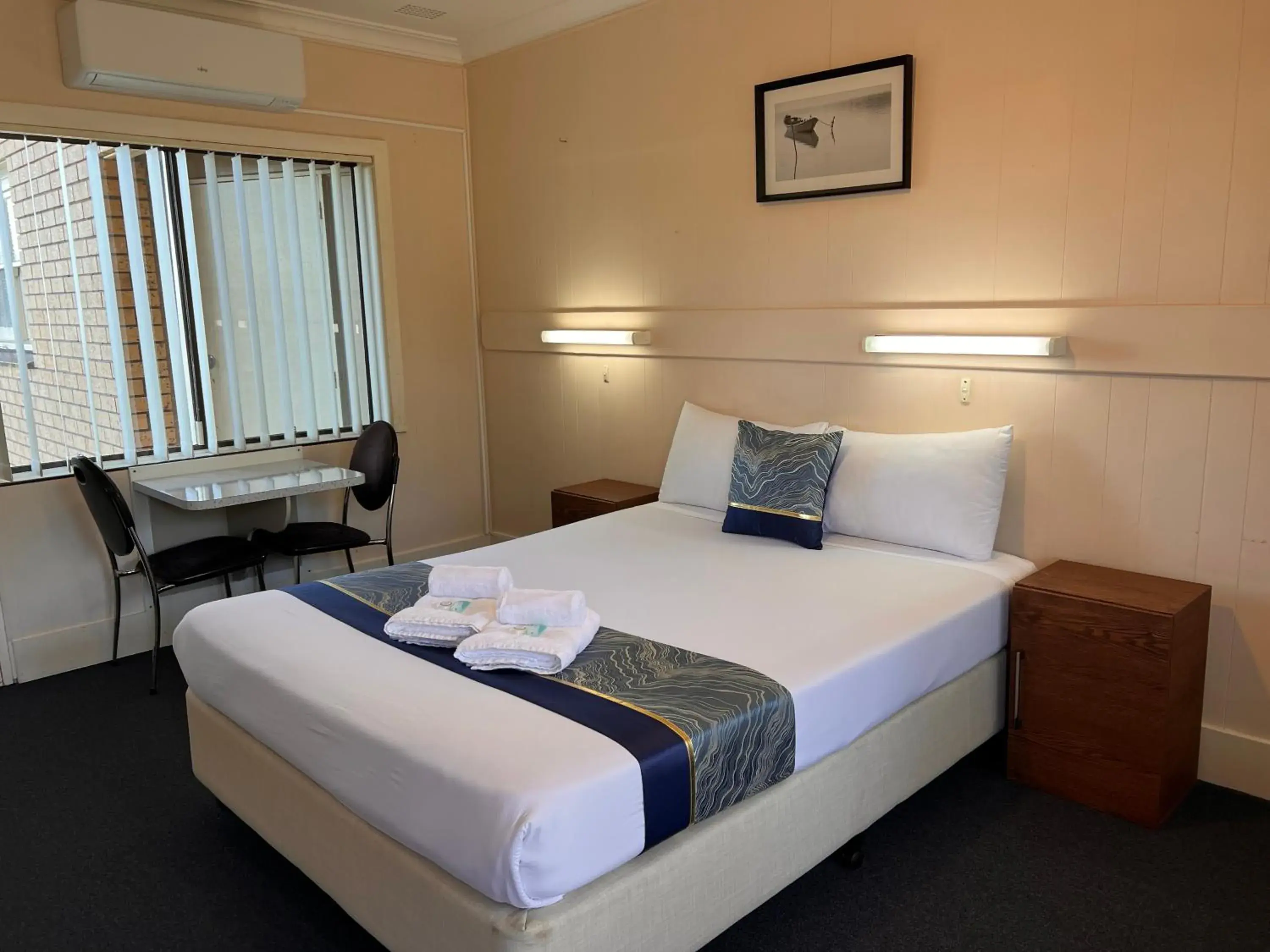 Budget Queen Room in Bayview Motor Inn Budget Queen Room in Bayview Motor Inn