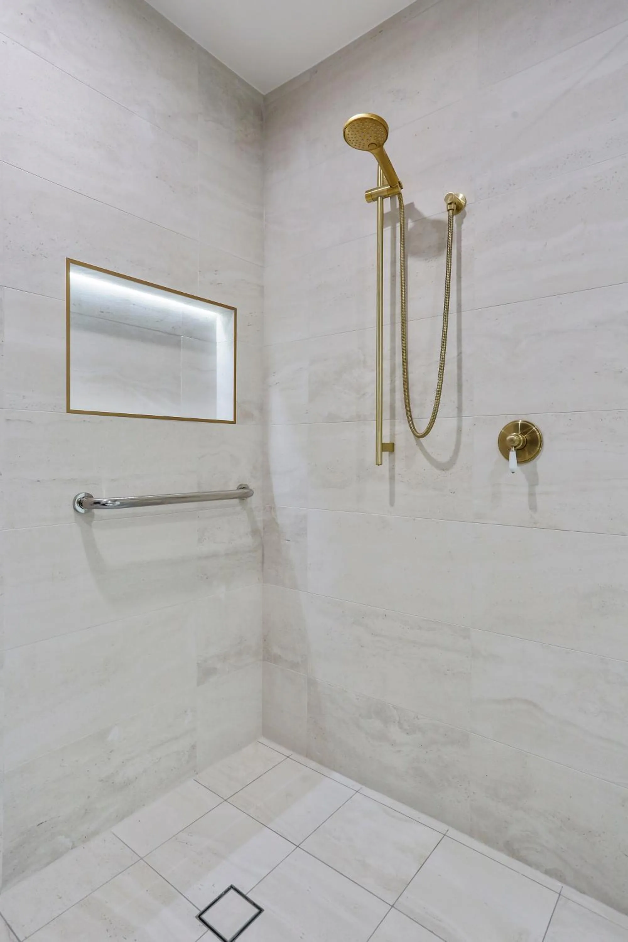 Shower in Seahorse Inn Hotel & Villas