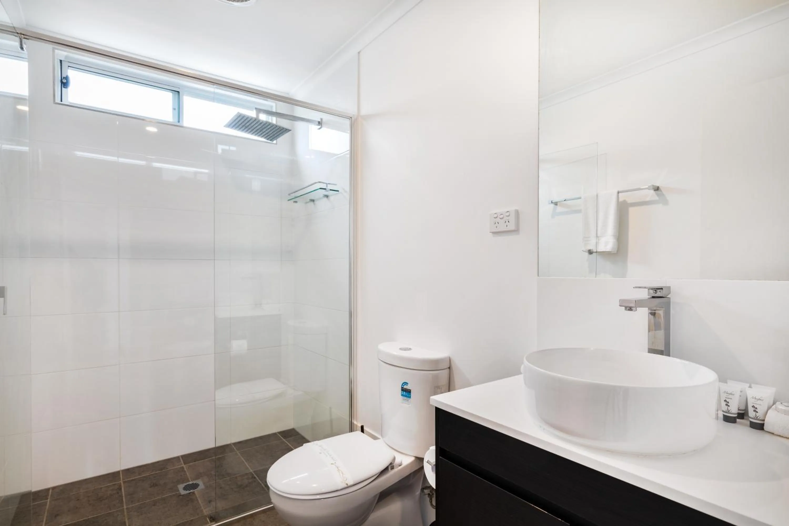 Shower in Seahorse Inn Hotel & Villas