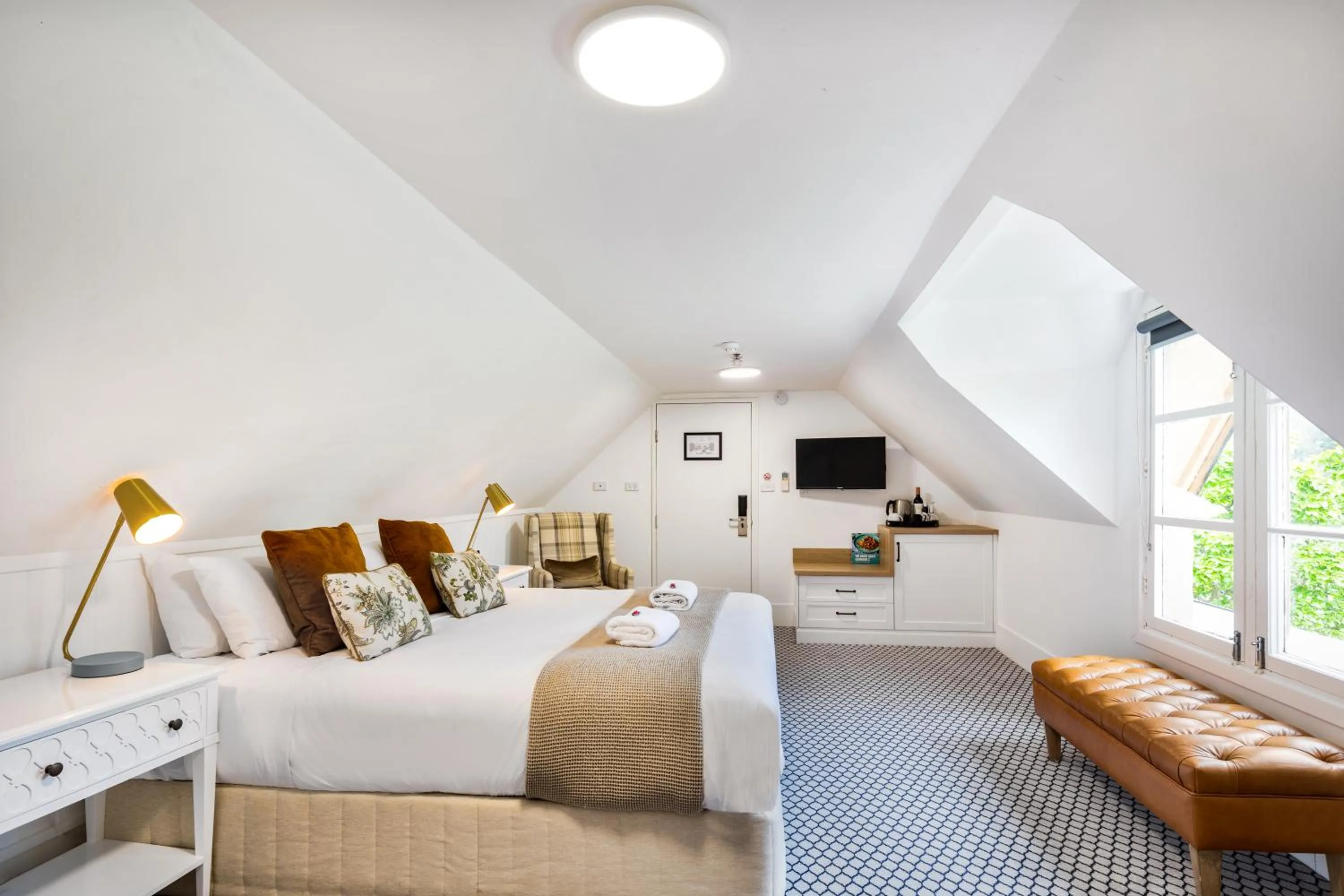 room service, Bed in Seahorse Inn Hotel & Villas