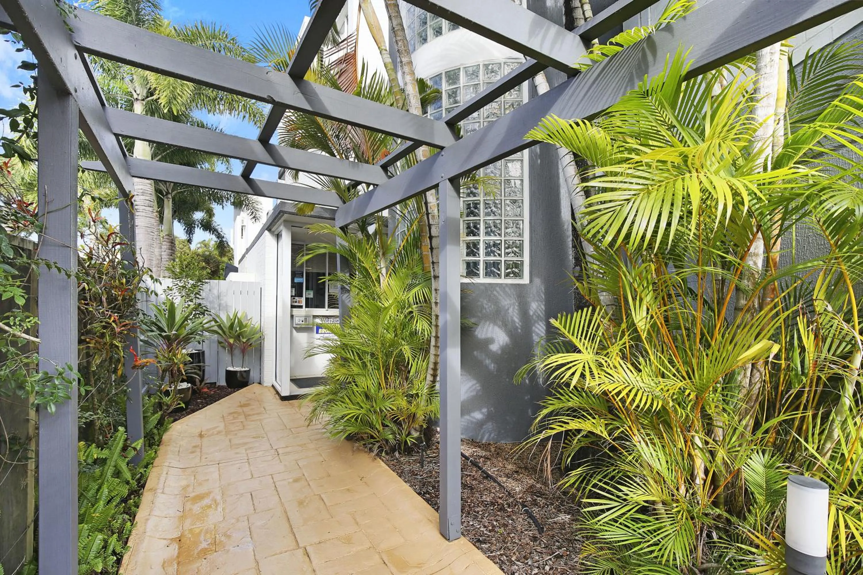 Facade/entrance in Beachside Mooloolaba