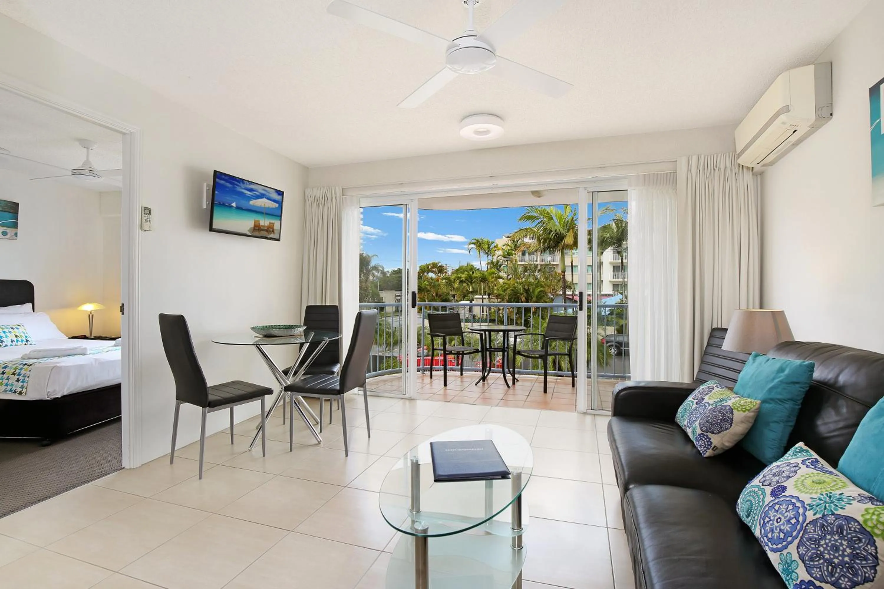 Dining area, Bed in Beachside Mooloolaba