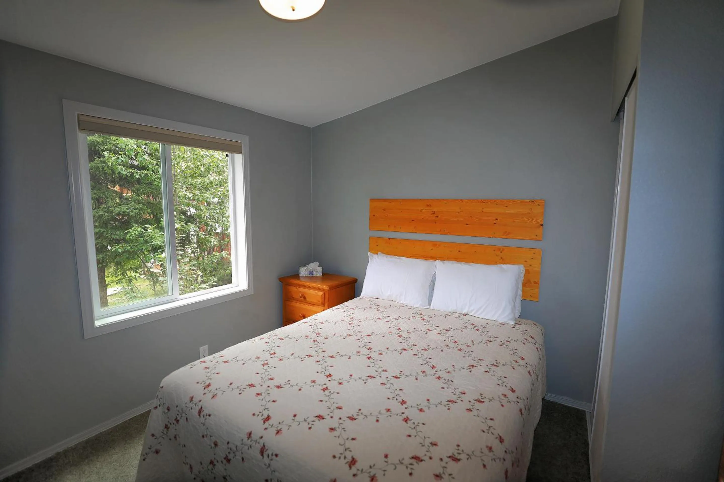 Bed in Denali Tri-Valley Cabins