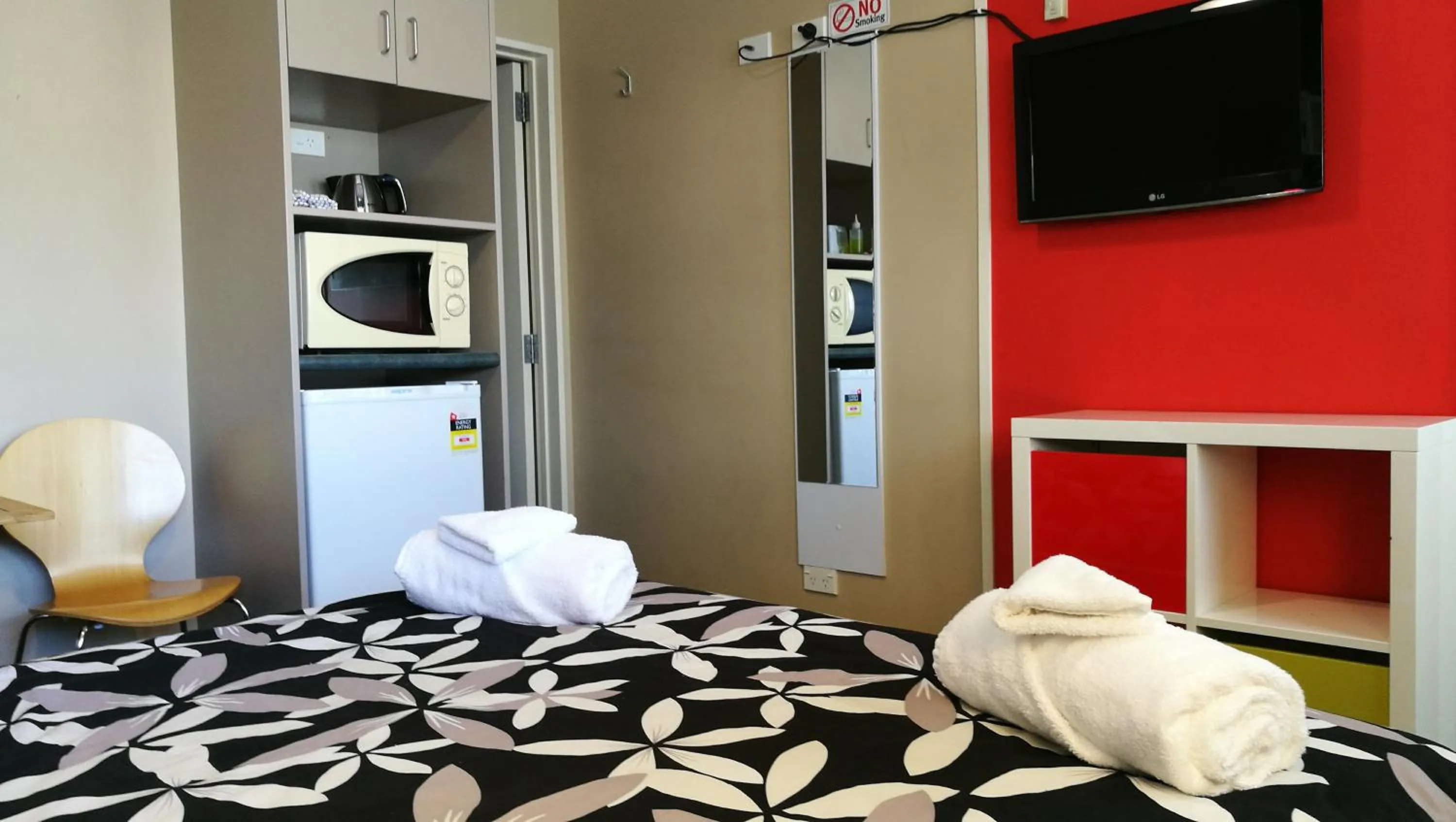 Photo of the whole room, Bed in Astray Motel