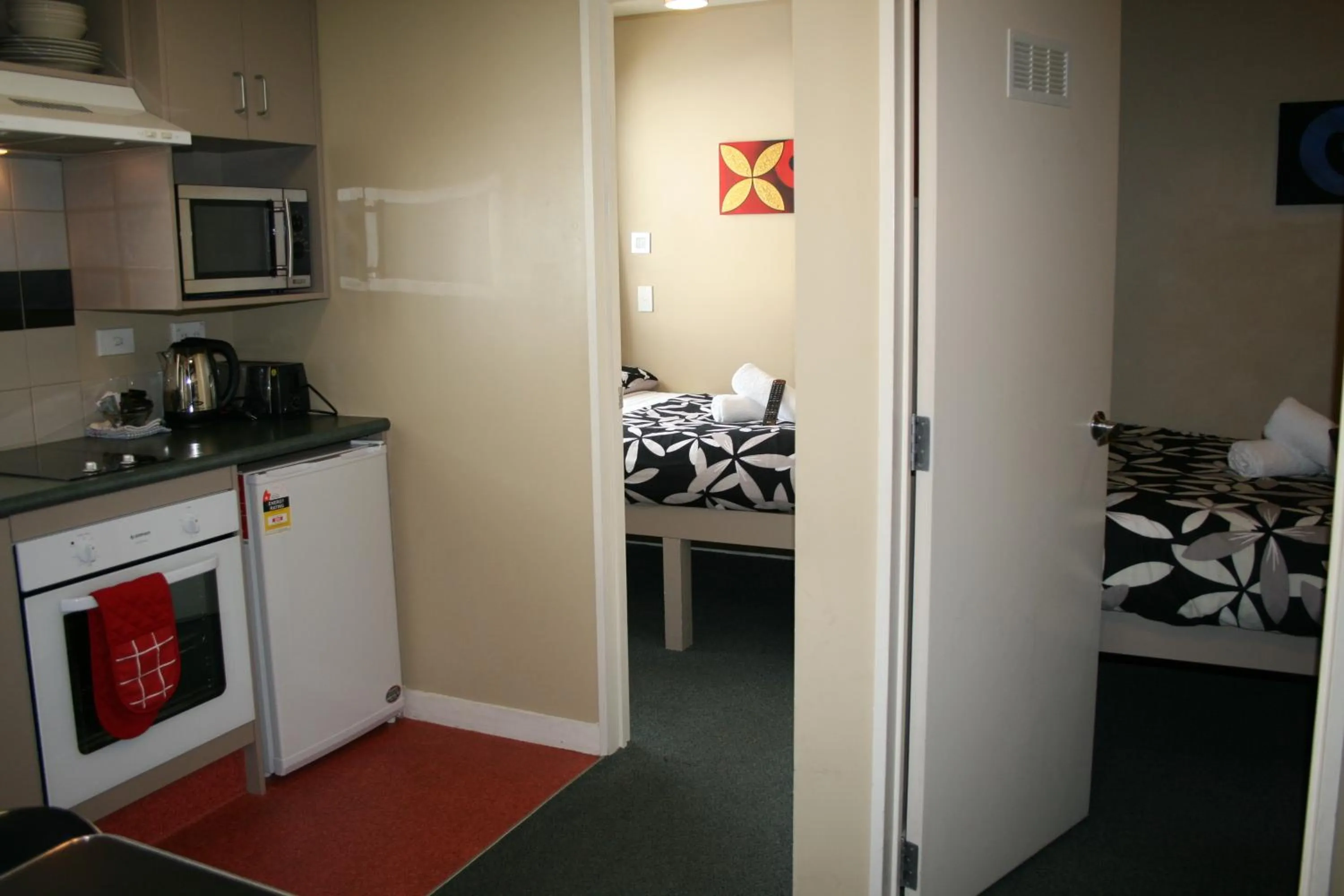 Kitchen or kitchenette, Bed in Astray Motel