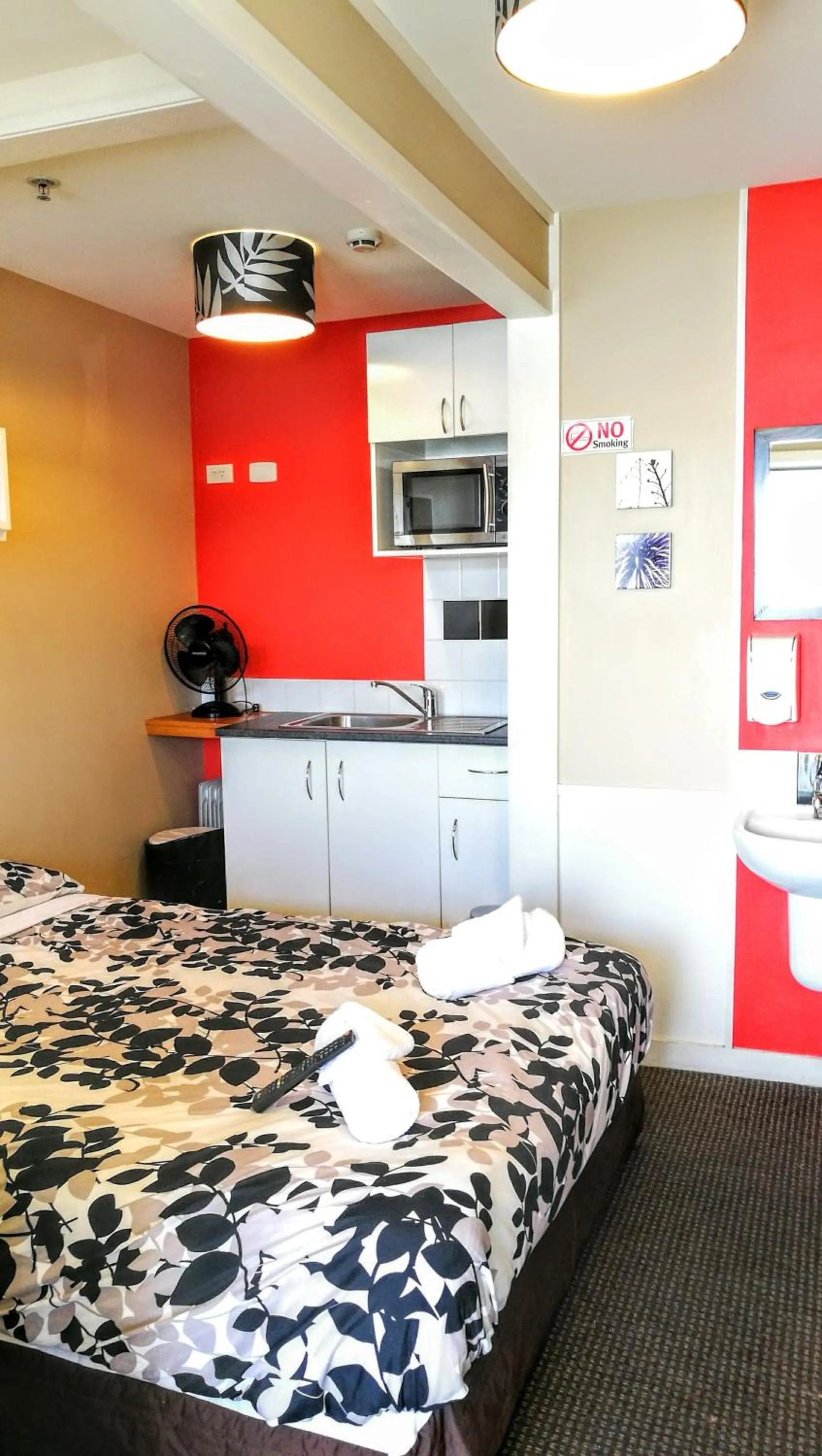 Photo of the whole room, Bed in Astray Motel