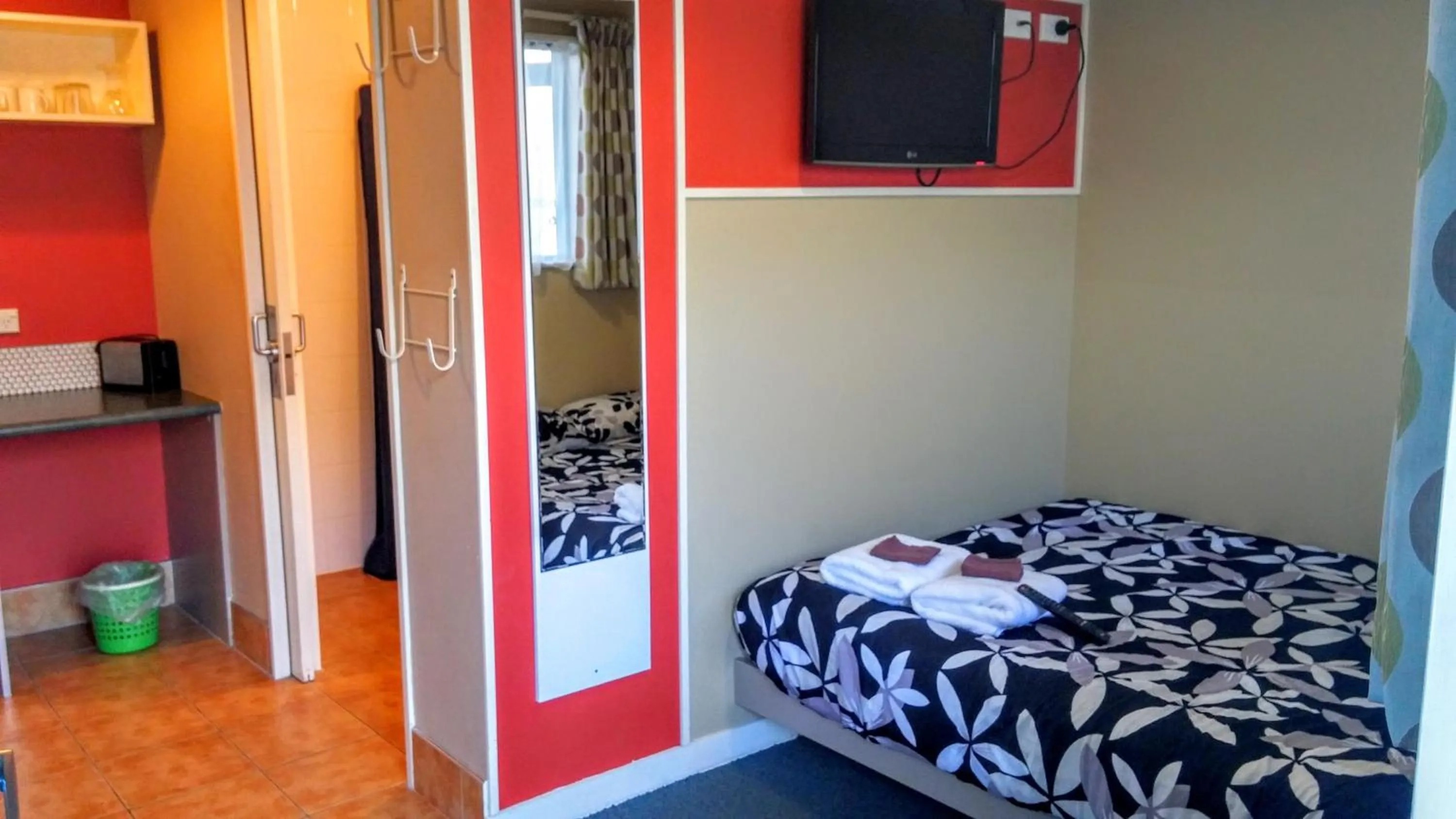 Coffee/tea facilities, Bed in Astray Motel