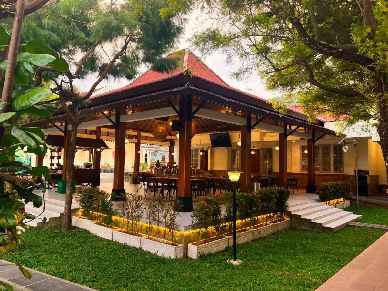 Restaurant/places to eat in Hotel Indah Palace Tawangmangu