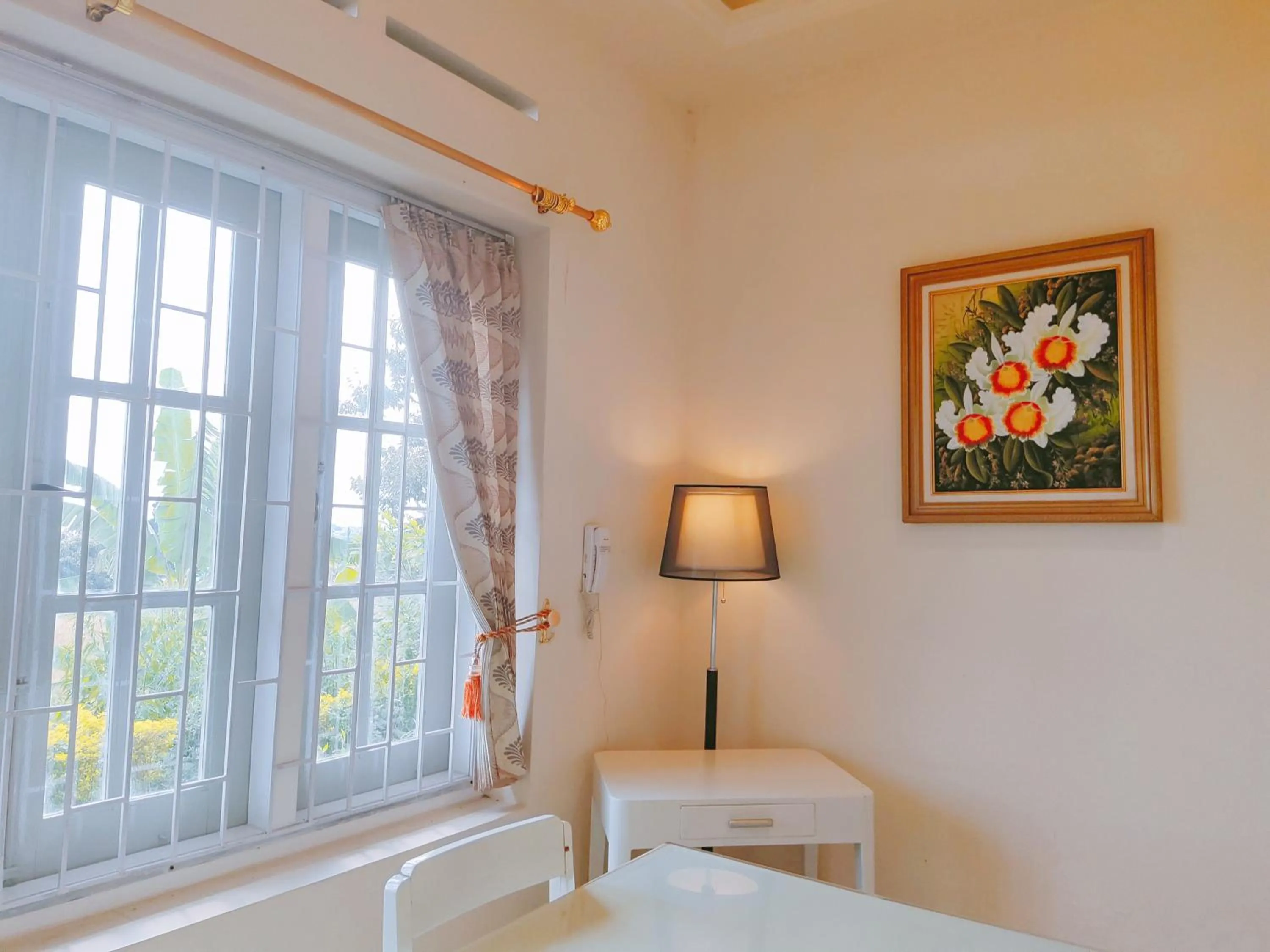 Communal lounge/ TV room, Bed in Hotel Indah Palace Tawangmangu