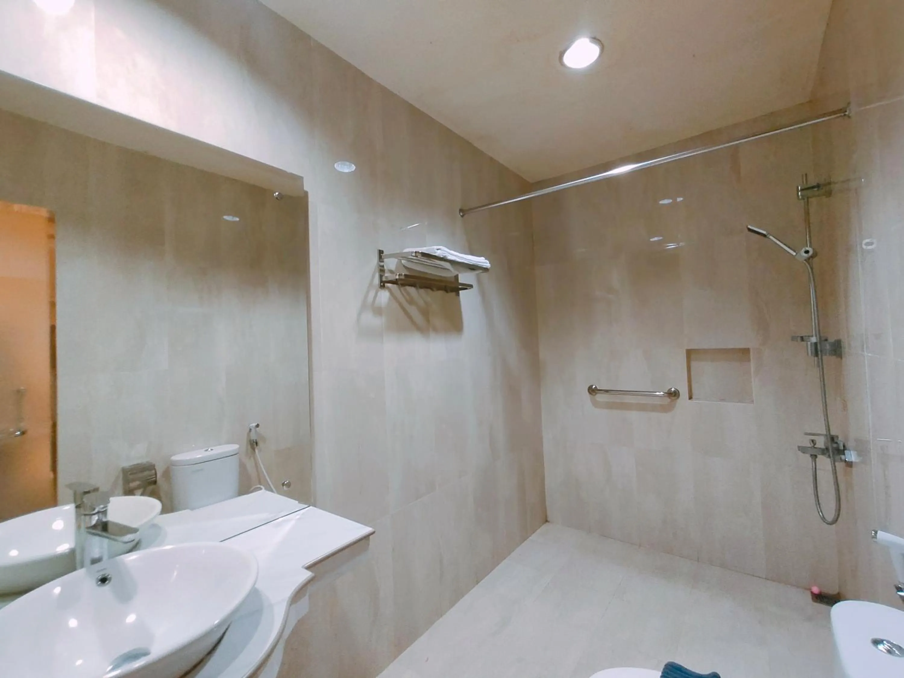 Shower in Hotel Indah Palace Tawangmangu