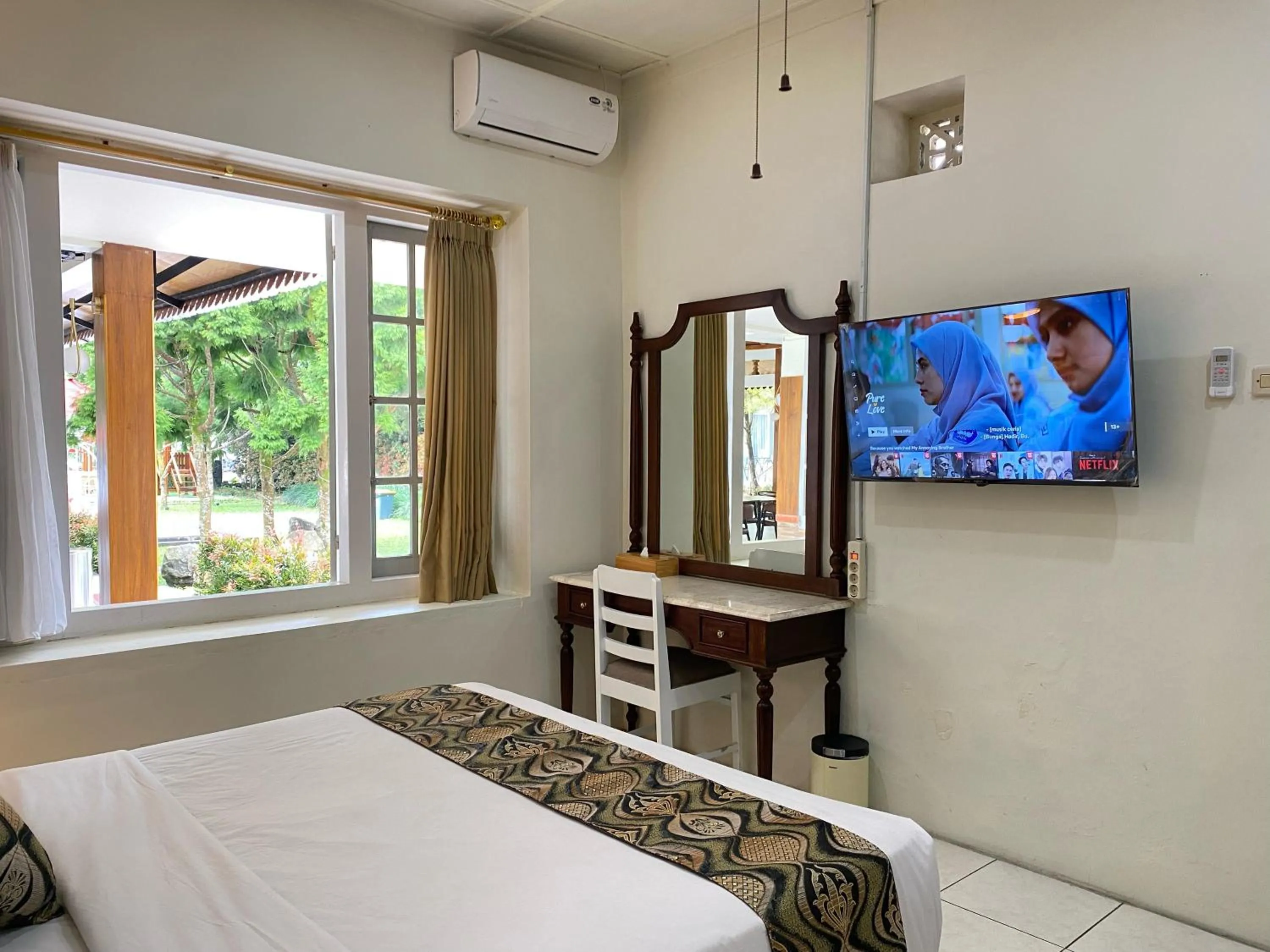 Bed in Hotel Indah Palace Tawangmangu