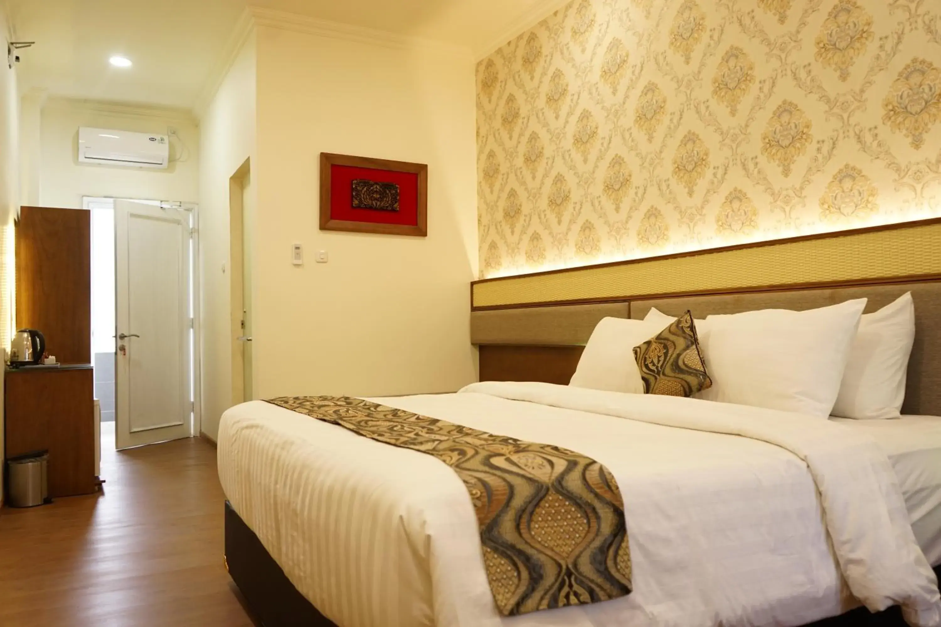 Deluxe King Room in Hotel Indah Palace Tawangmangu Deluxe King Room in Hotel Indah Palace Tawangmangu