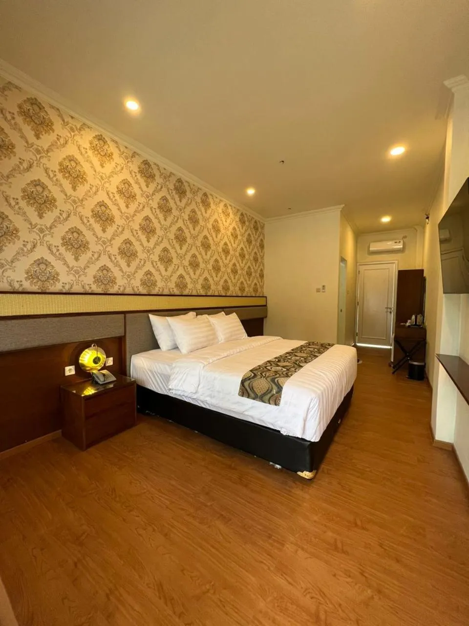 Bedroom, Bed in Hotel Indah Palace Tawangmangu