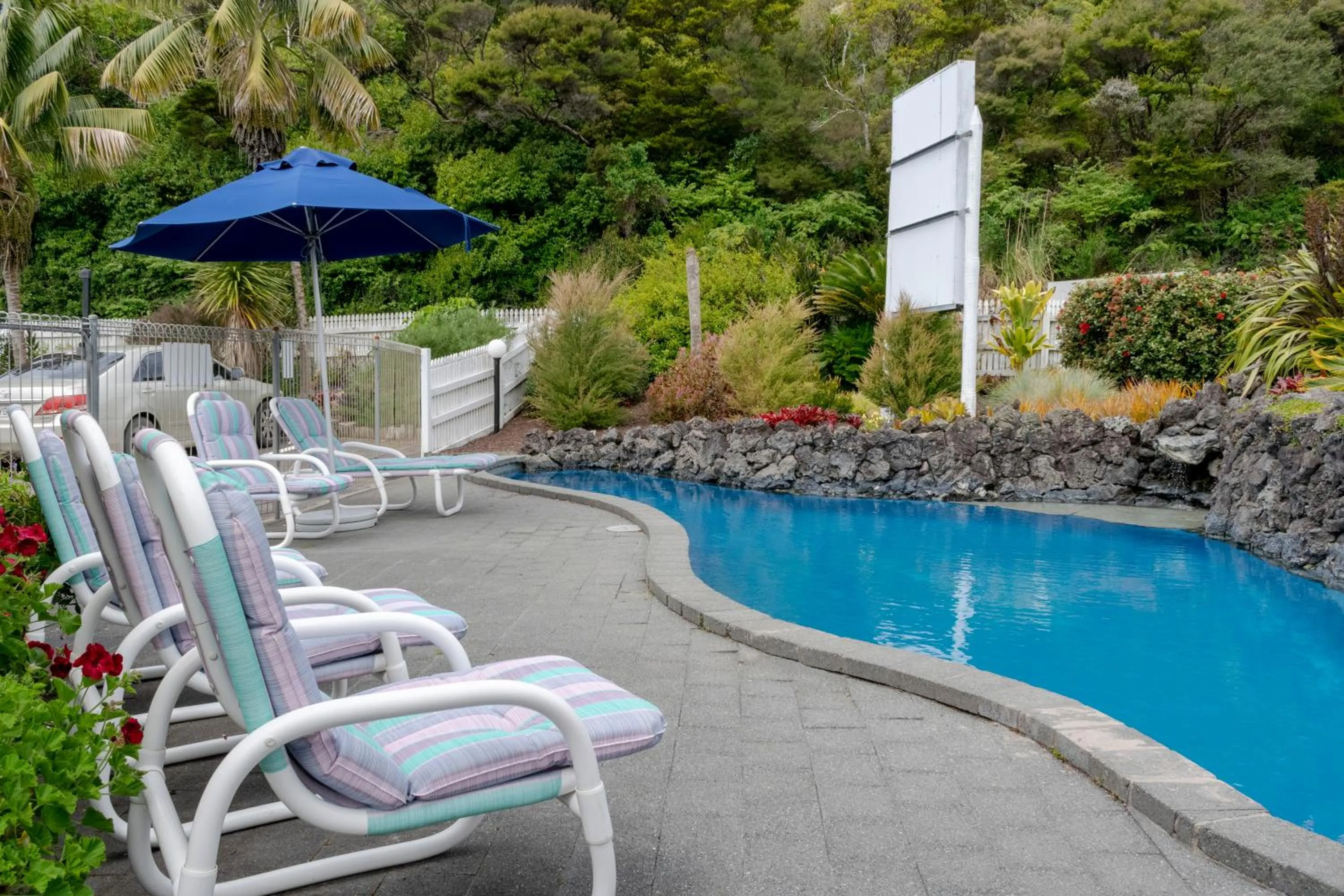 Swimming pool in Marlin Court Motel