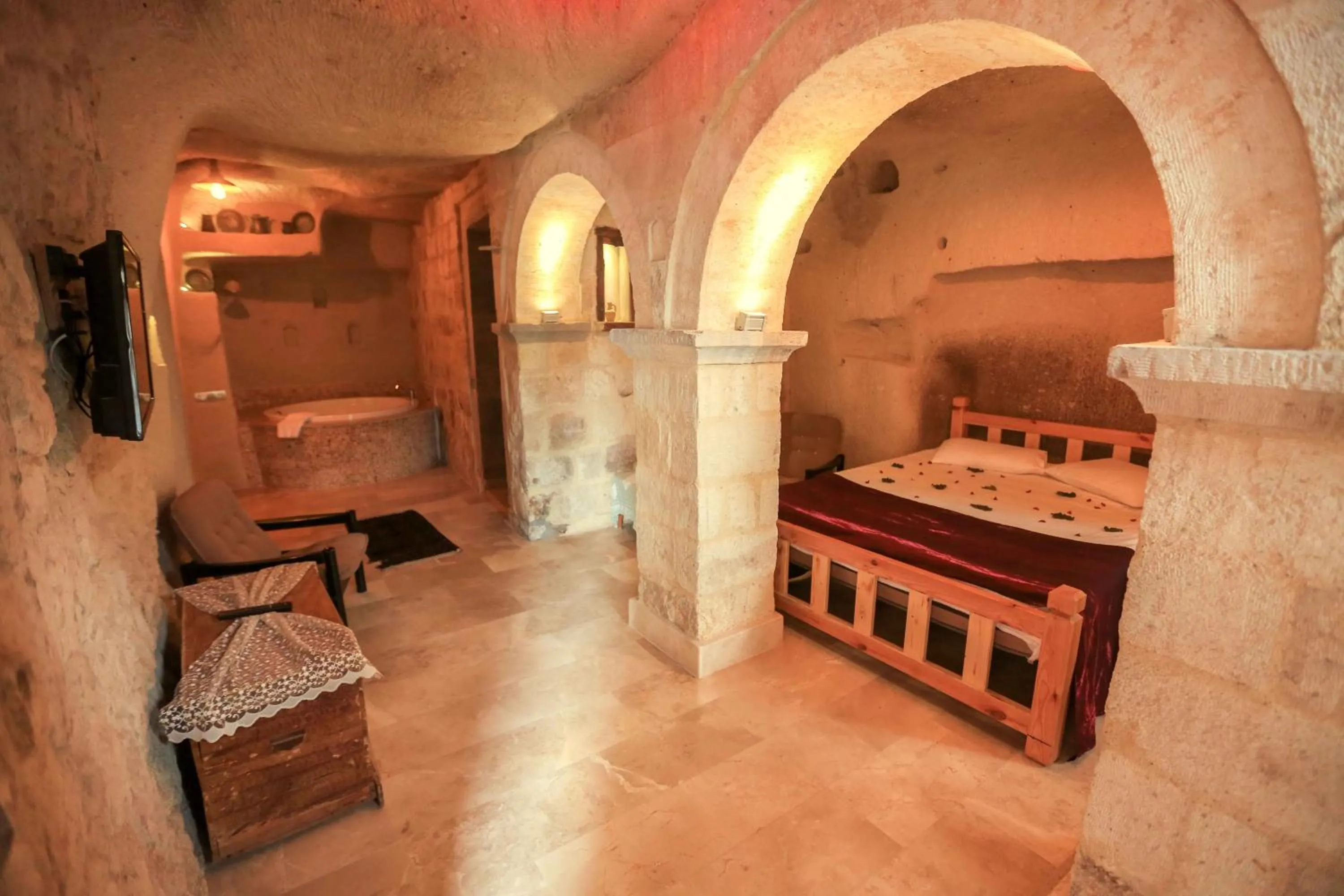 Photo of the whole room, Bed in Abu Hayat Cave Suites