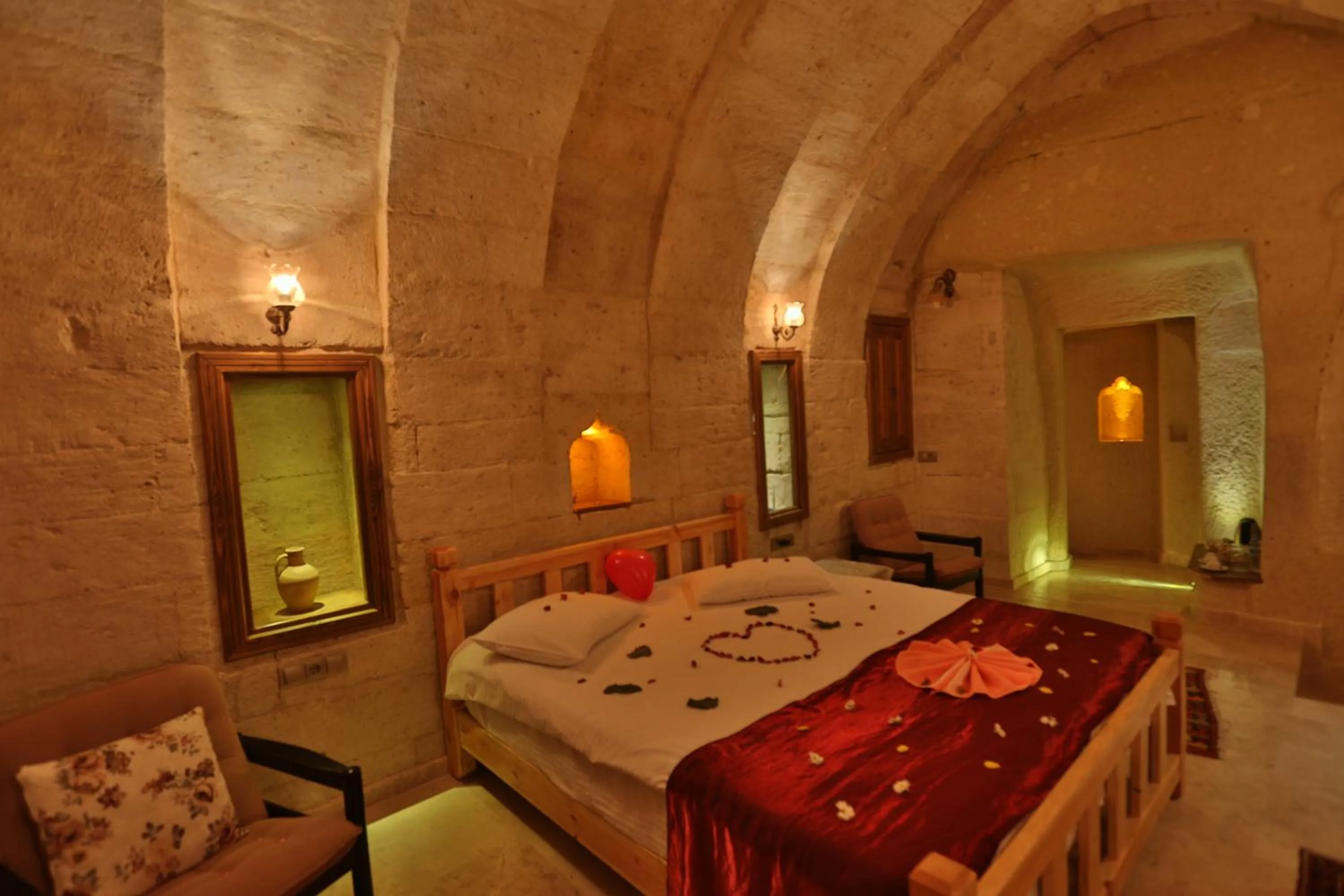 Seating area, Bed in Abu Hayat Cave Suites
