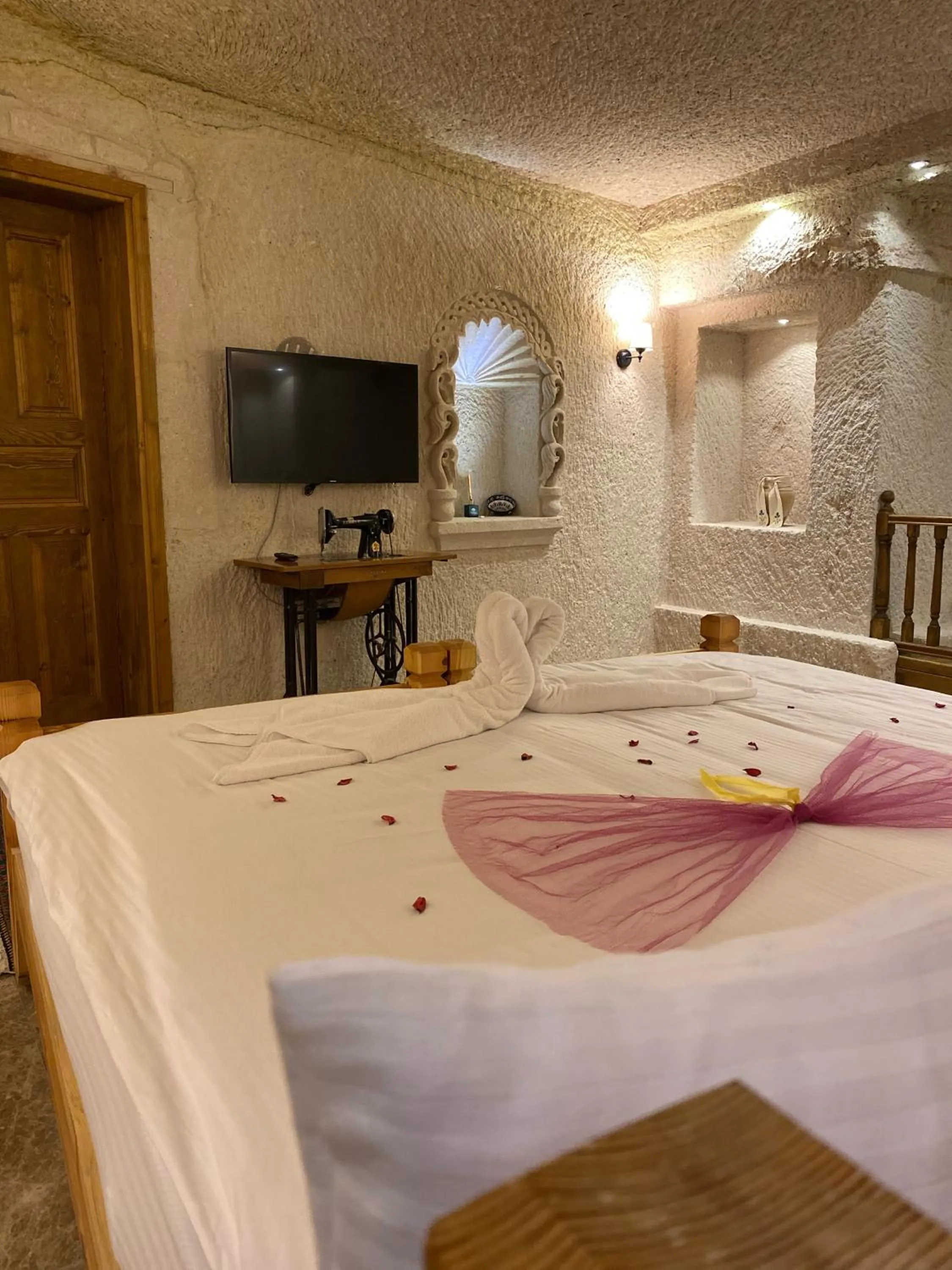 Bed in Abu Hayat Cave Suites