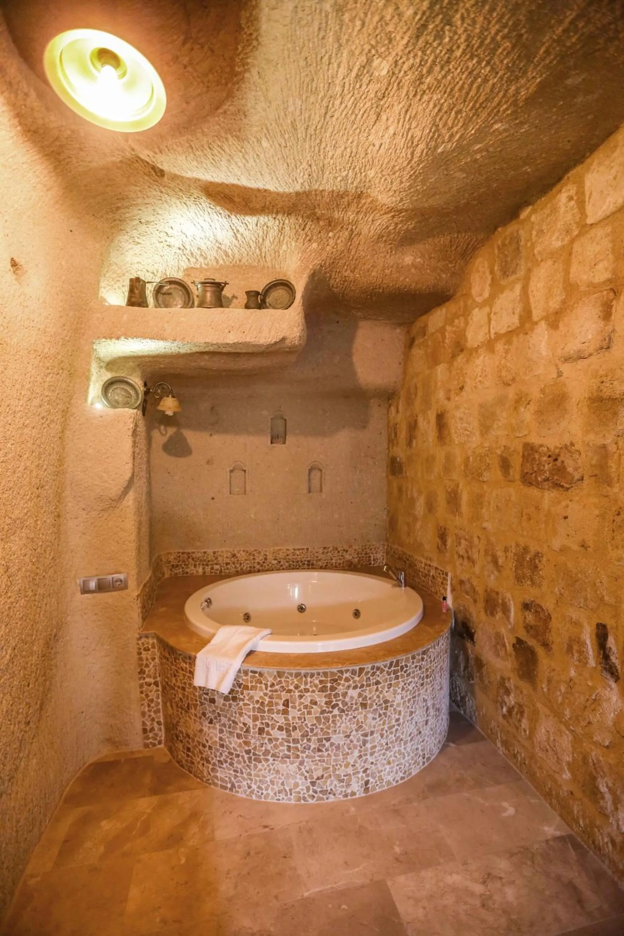 Hot Tub in Abu Hayat Cave Suites