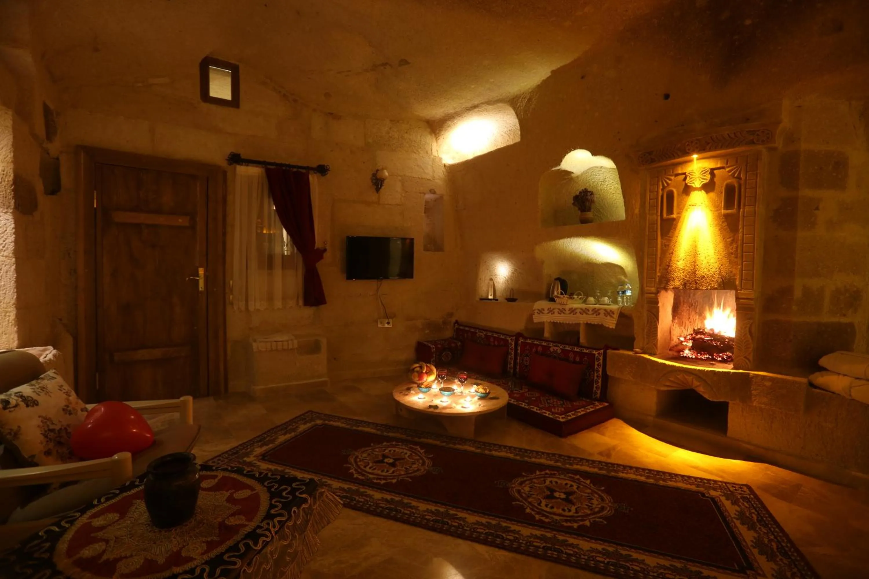 Night in Abu Hayat Cave Suites