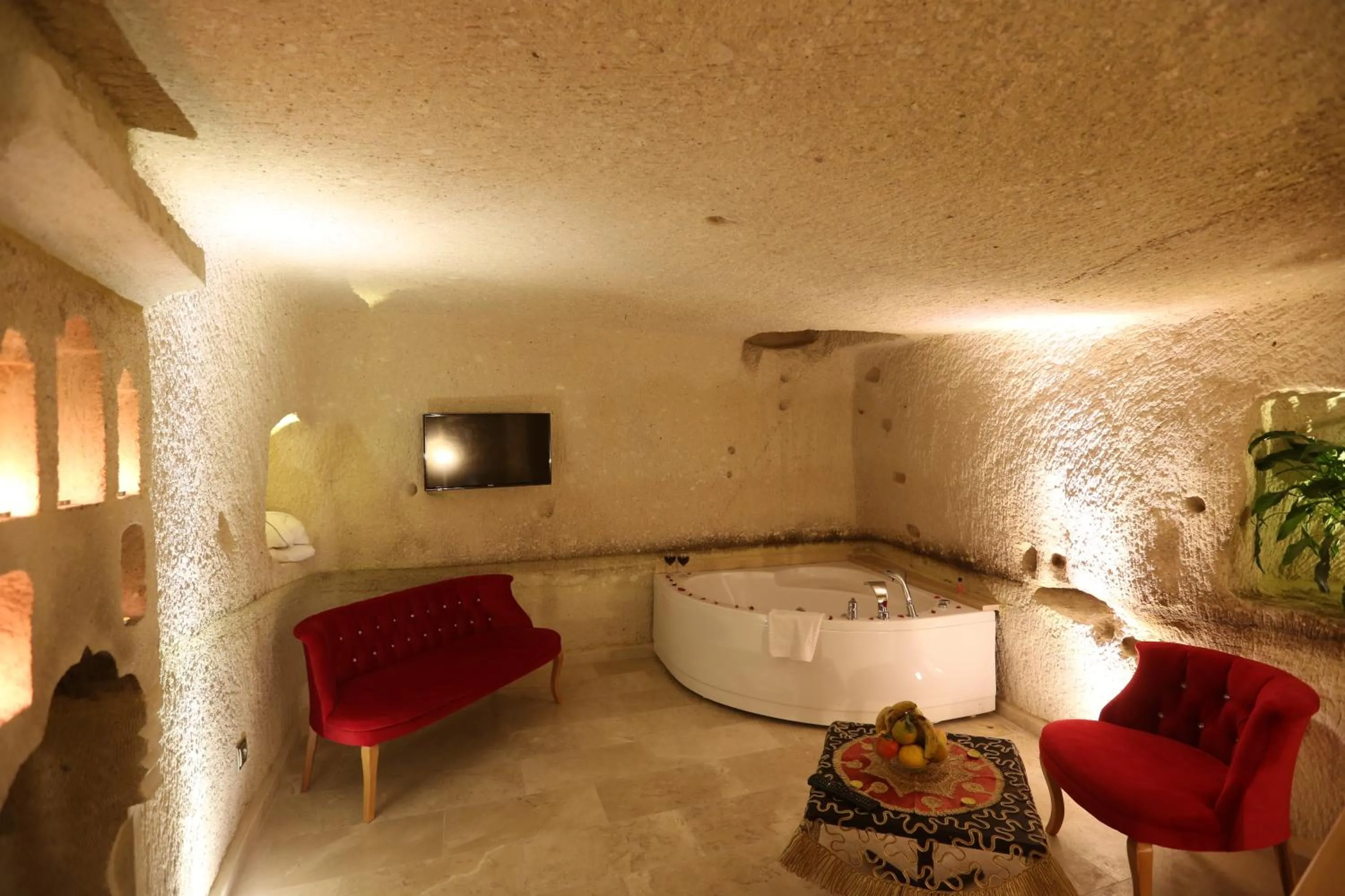 Hot Tub in Abu Hayat Cave Suites