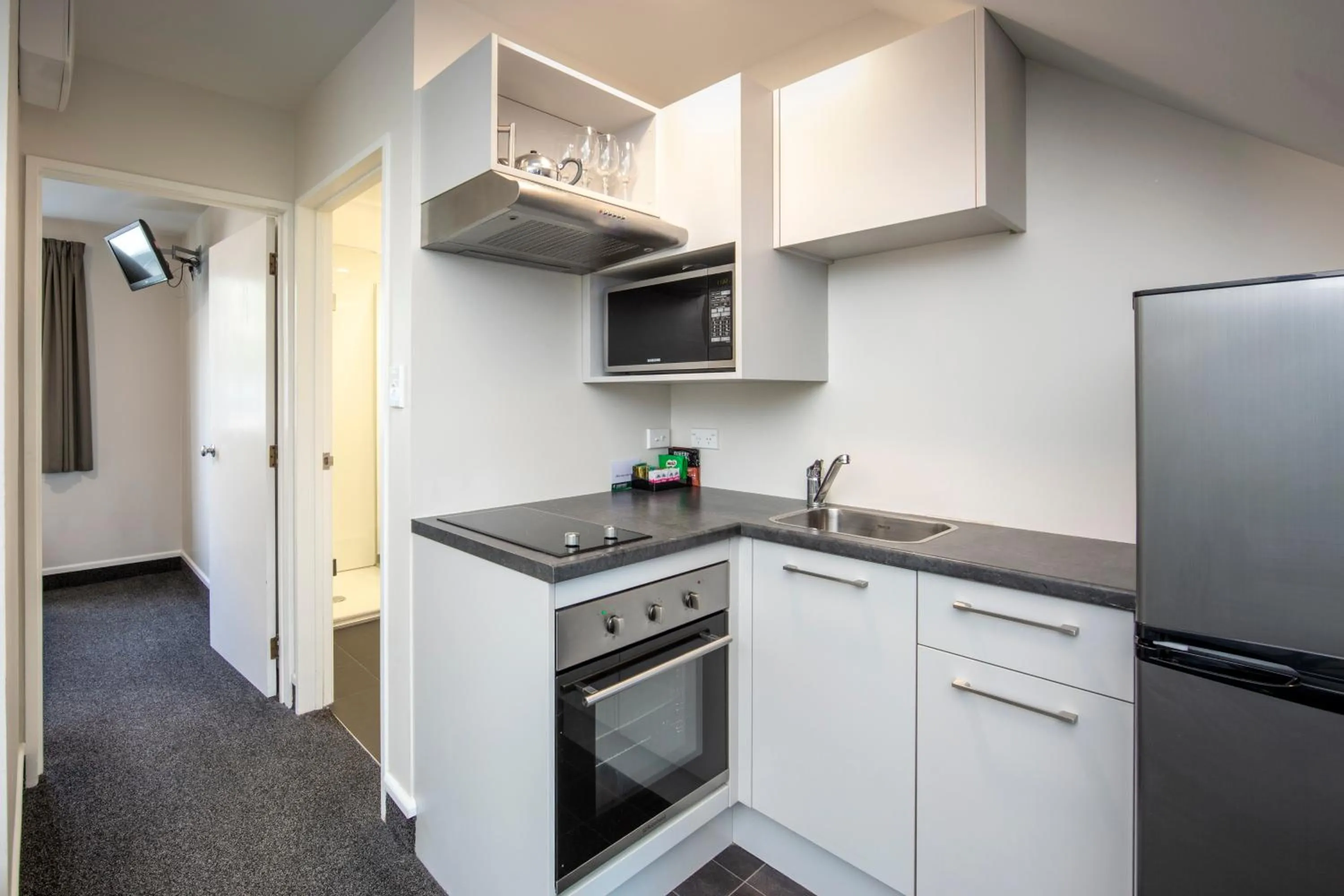 Kitchen or kitchenette in Ashford Motor Lodge