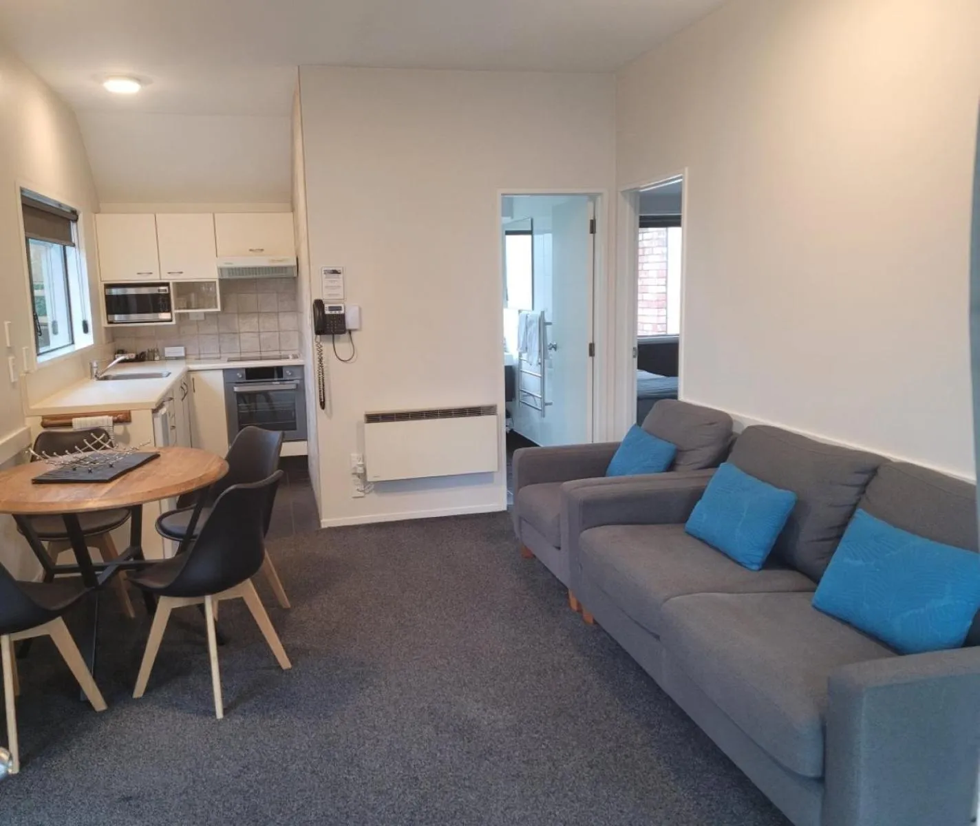 Kitchen or kitchenette in Ashford Motor Lodge