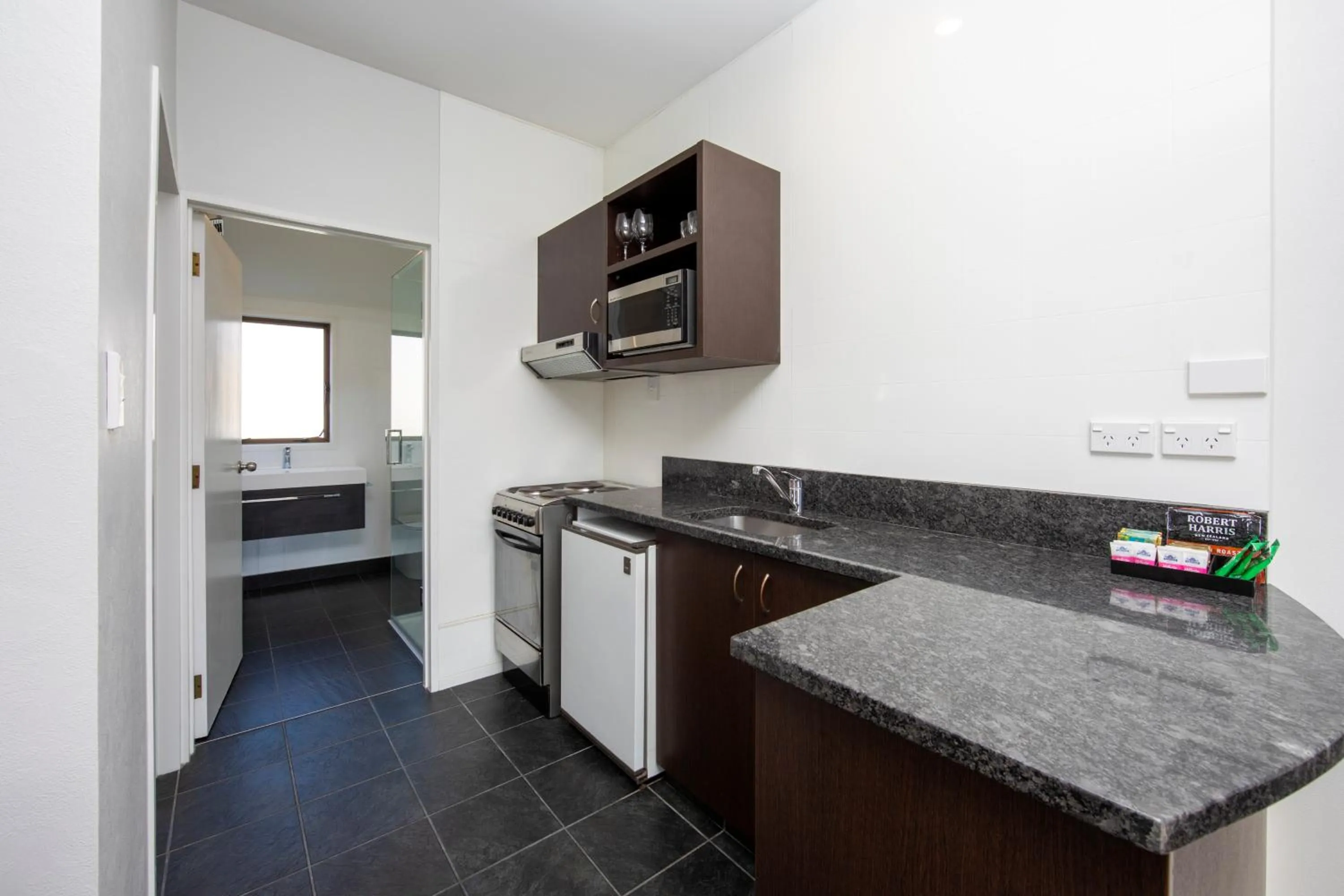 Kitchen or kitchenette in Ashford Motor Lodge