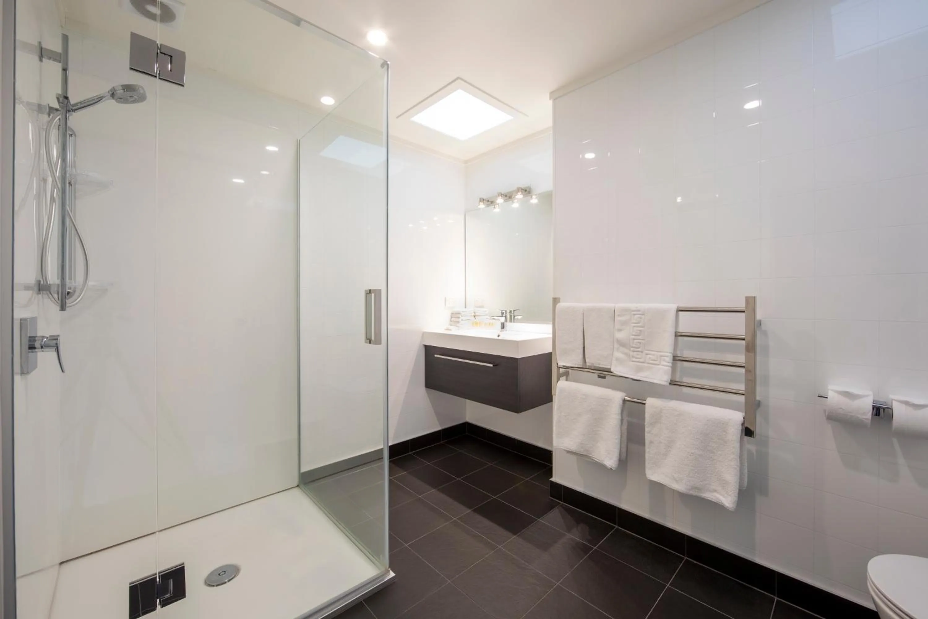 Bathroom, Bed in Ashford Motor Lodge