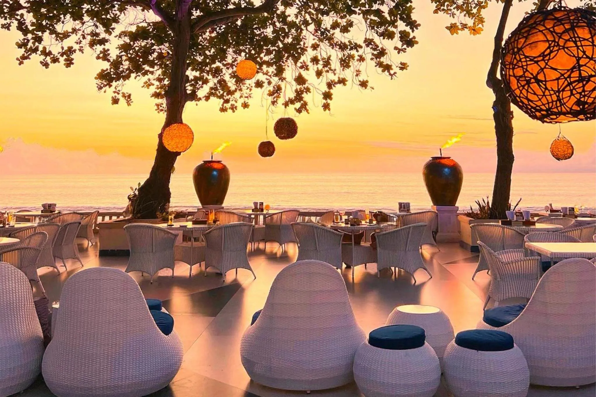 Lounge or bar in InterContinental Bali Resort by IHG