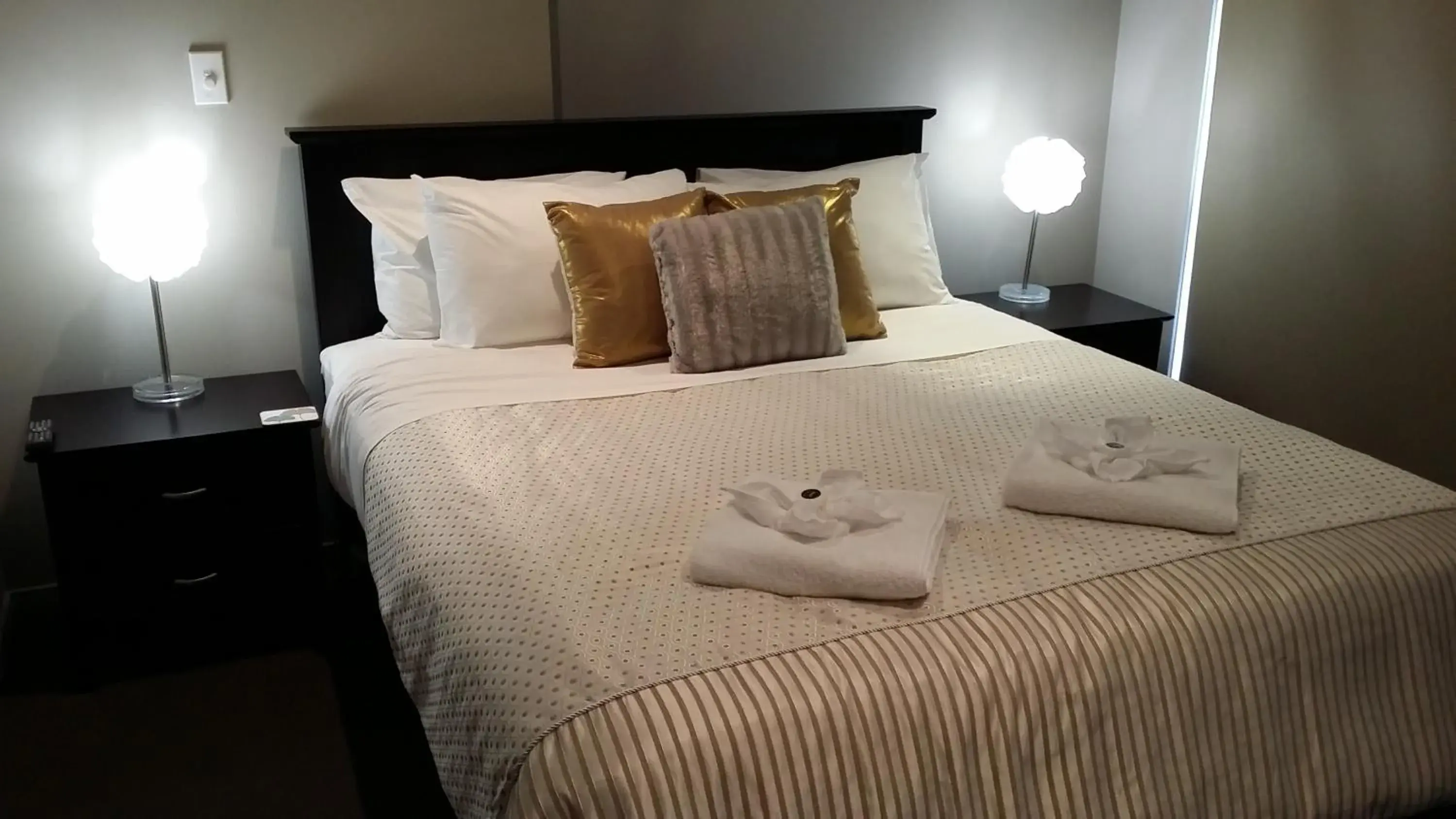 Two-Bedroom Queen Suite (4 Adults) - Water Front in Sovereign Pier On The Waterways Two-Bedroom Queen Suite (4 Adults) - Water Front in Sovereign Pier On The Waterways