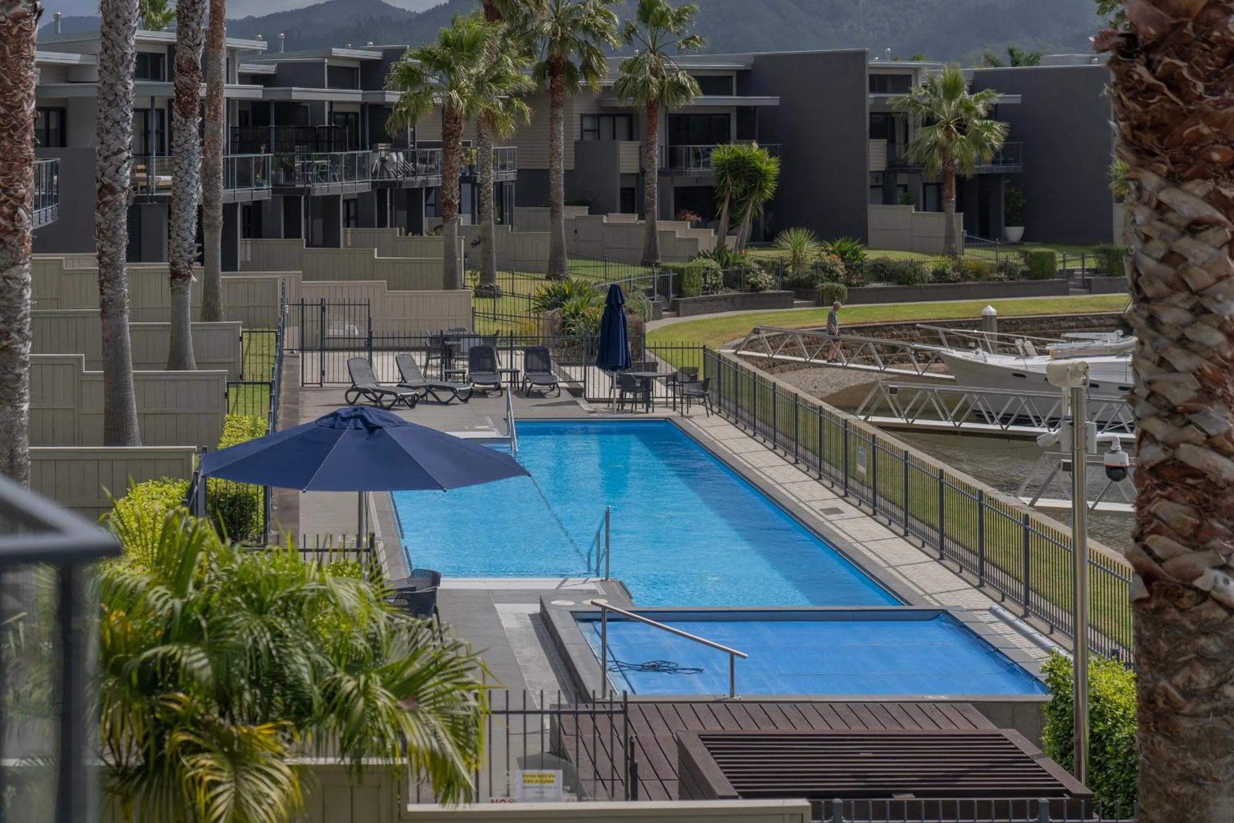 Swimming pool in Sovereign Pier On The Waterways