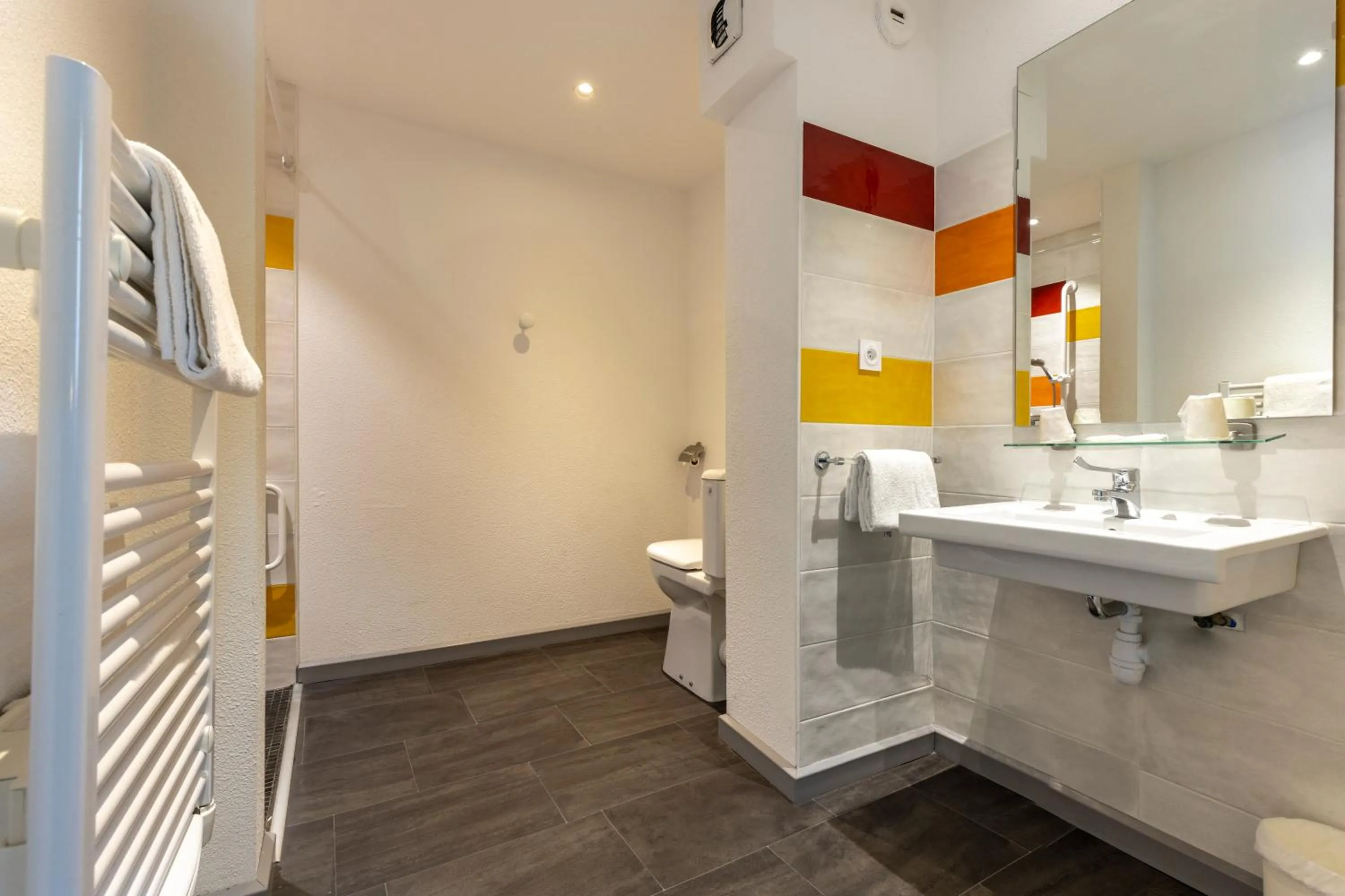 Facility for disabled guests in The Originals Access, Hôtel Innostar