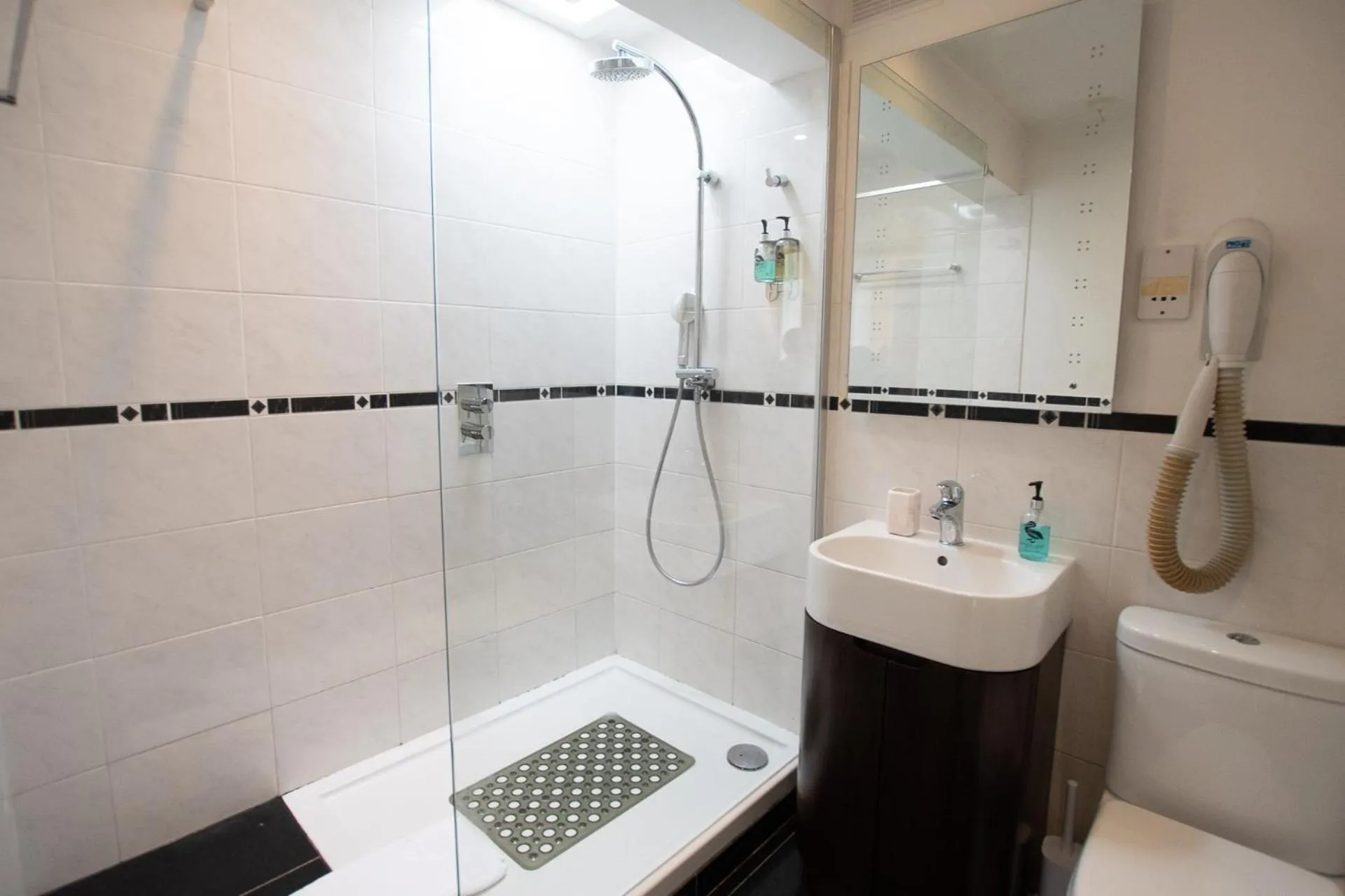 Bathroom in The Penthouse Canterbury - Cathedral View