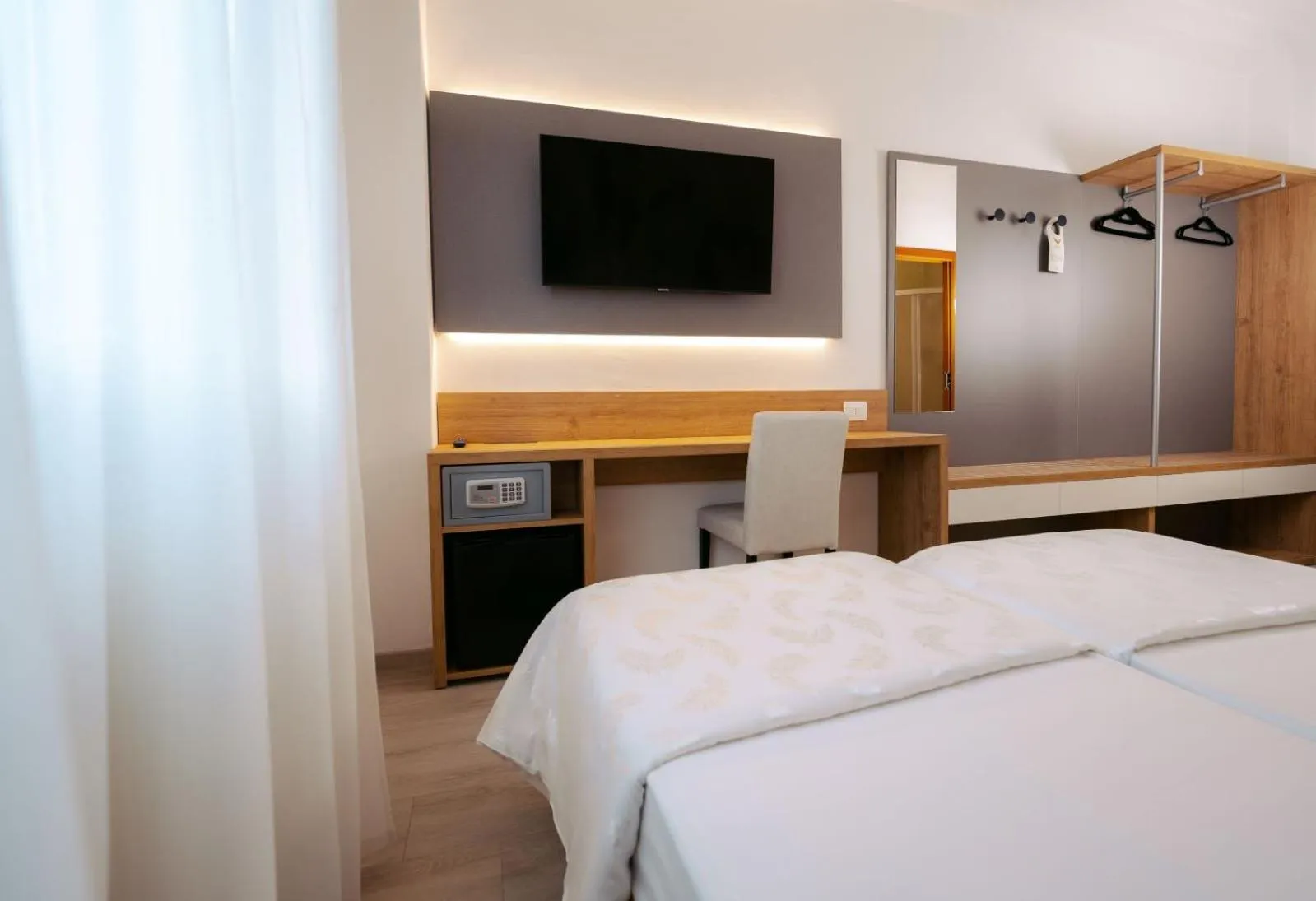 Photo of the whole room, Bed in Hotel Everest