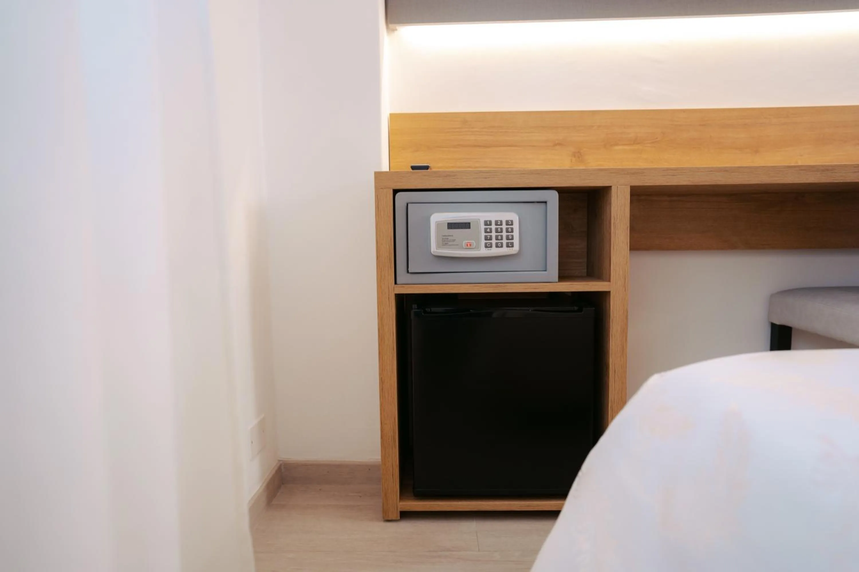 safe, Bed in Hotel Everest