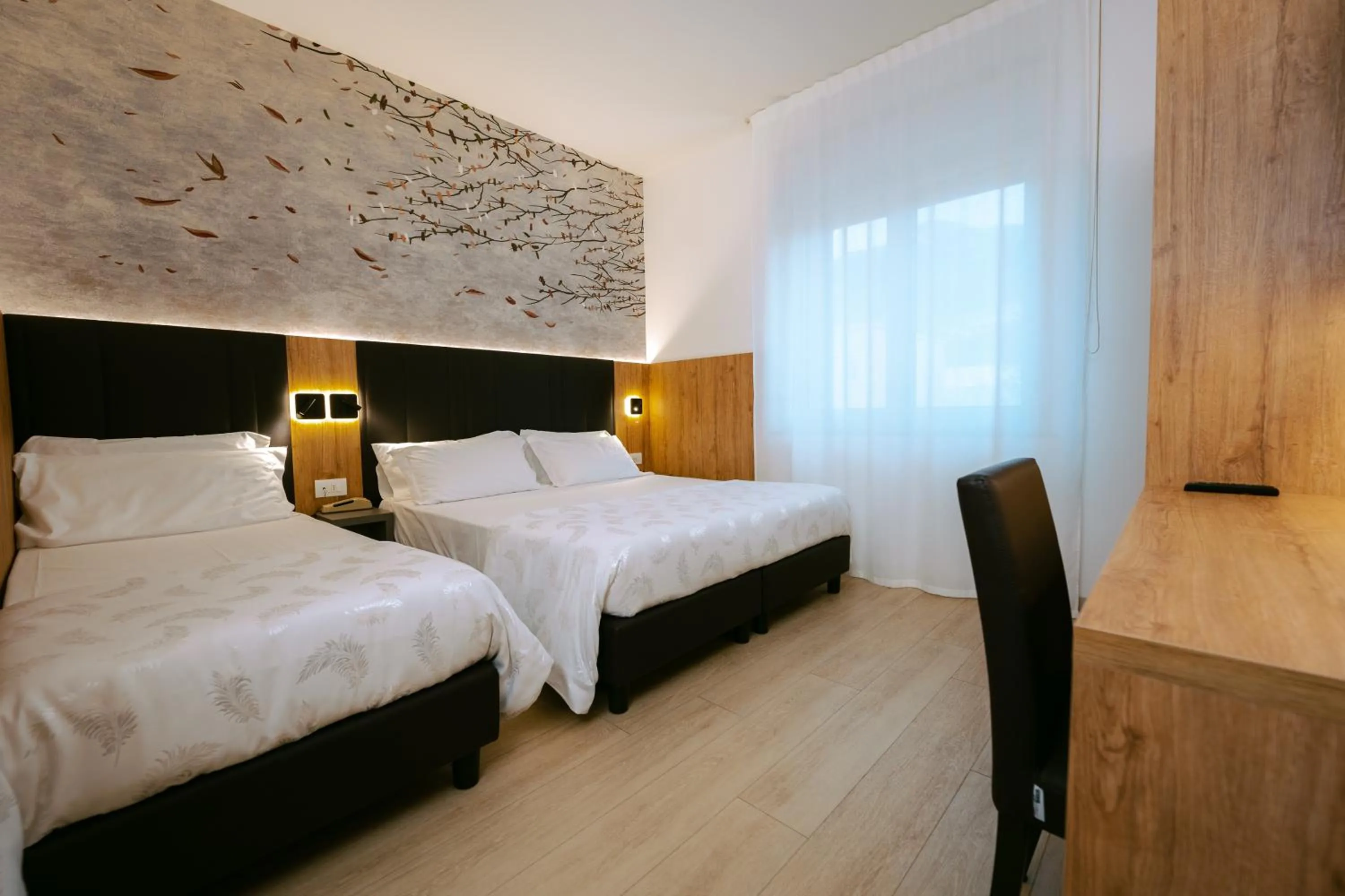 Photo of the whole room, Bed in Hotel Everest