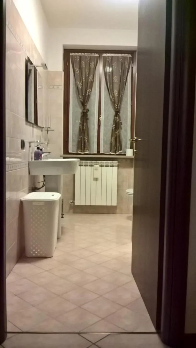 Bathroom in ACERO ROSSO B&B in Franciacorta