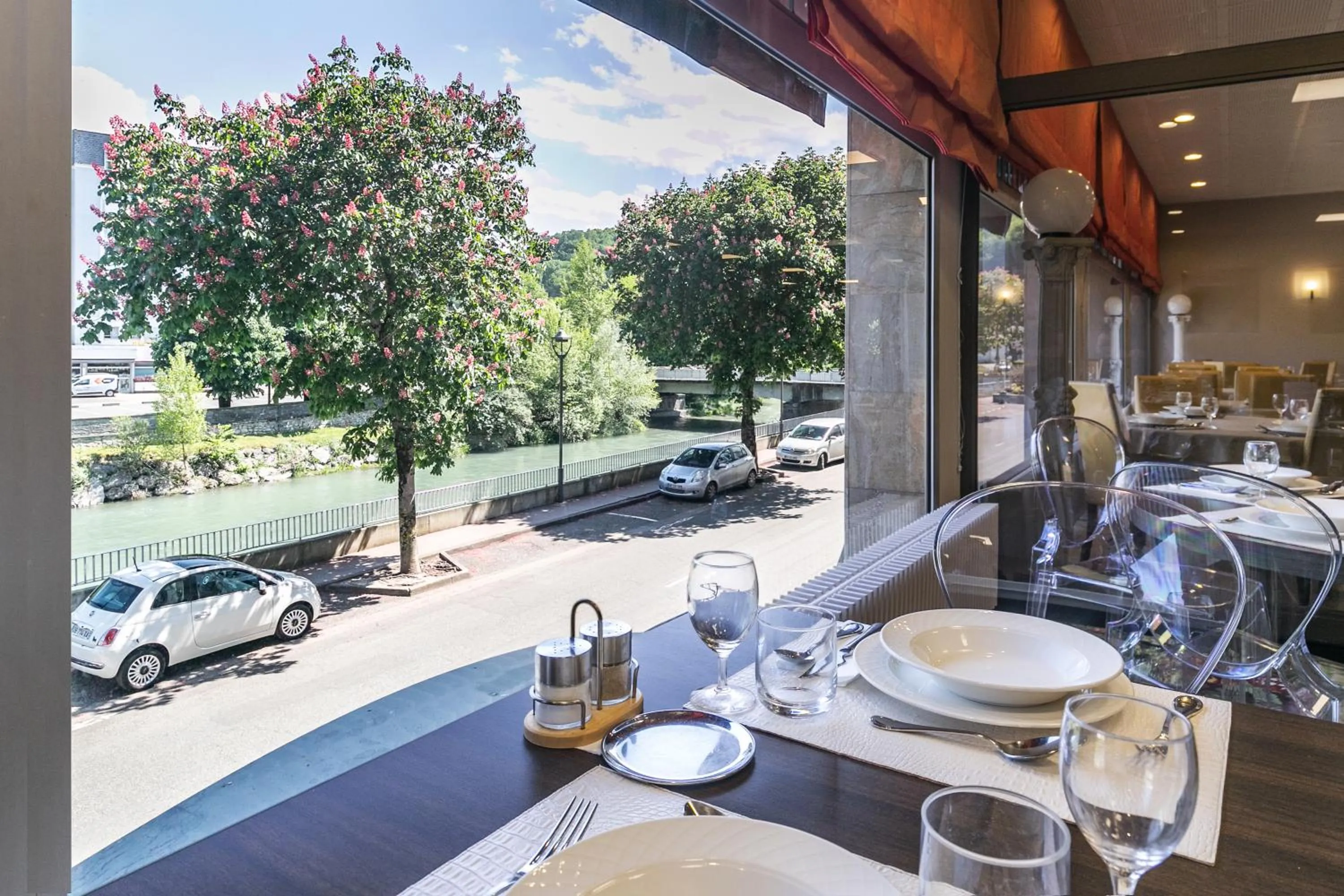 Restaurant/places to eat in Hôtel Miramont