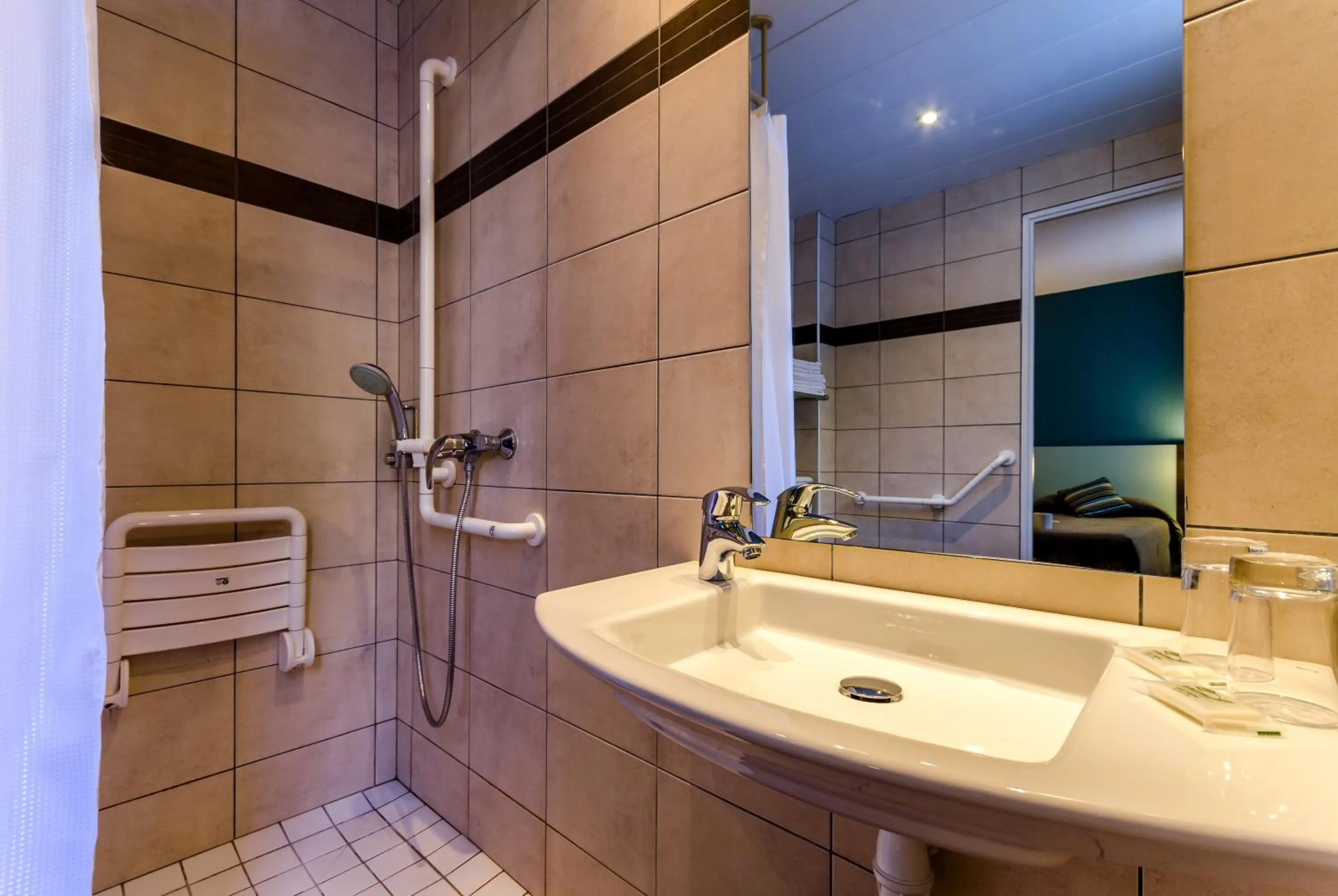 Shower in Hôtel Miramont