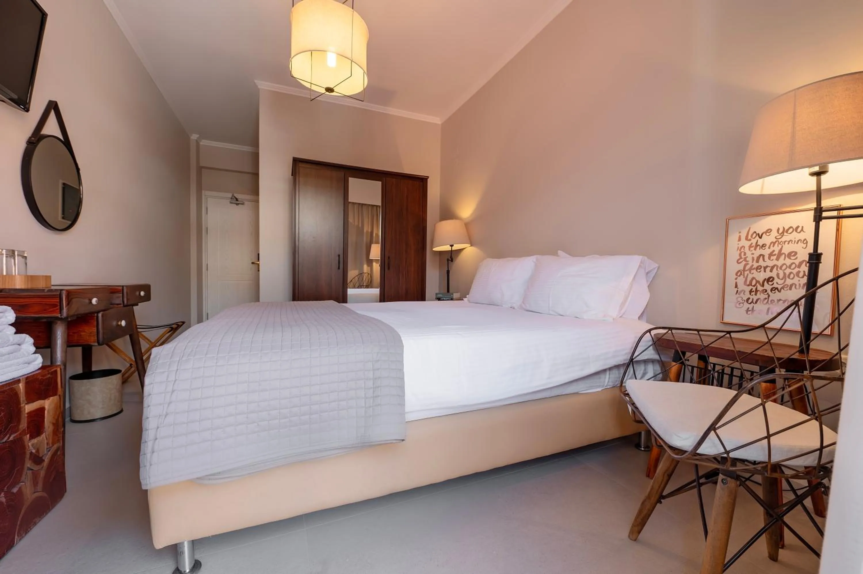 TV and multimedia in Avra