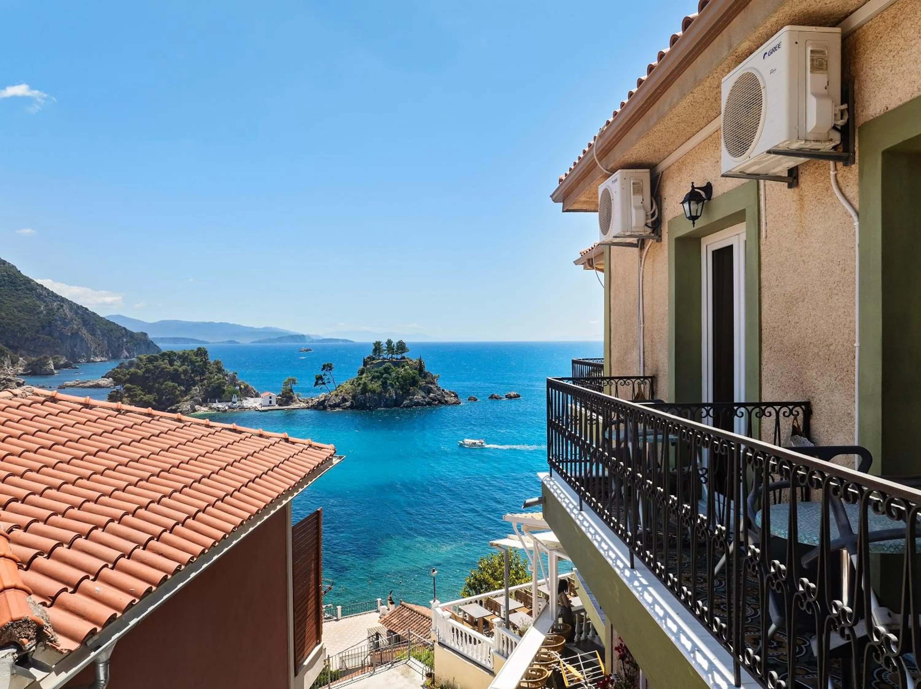 Property building in Avra