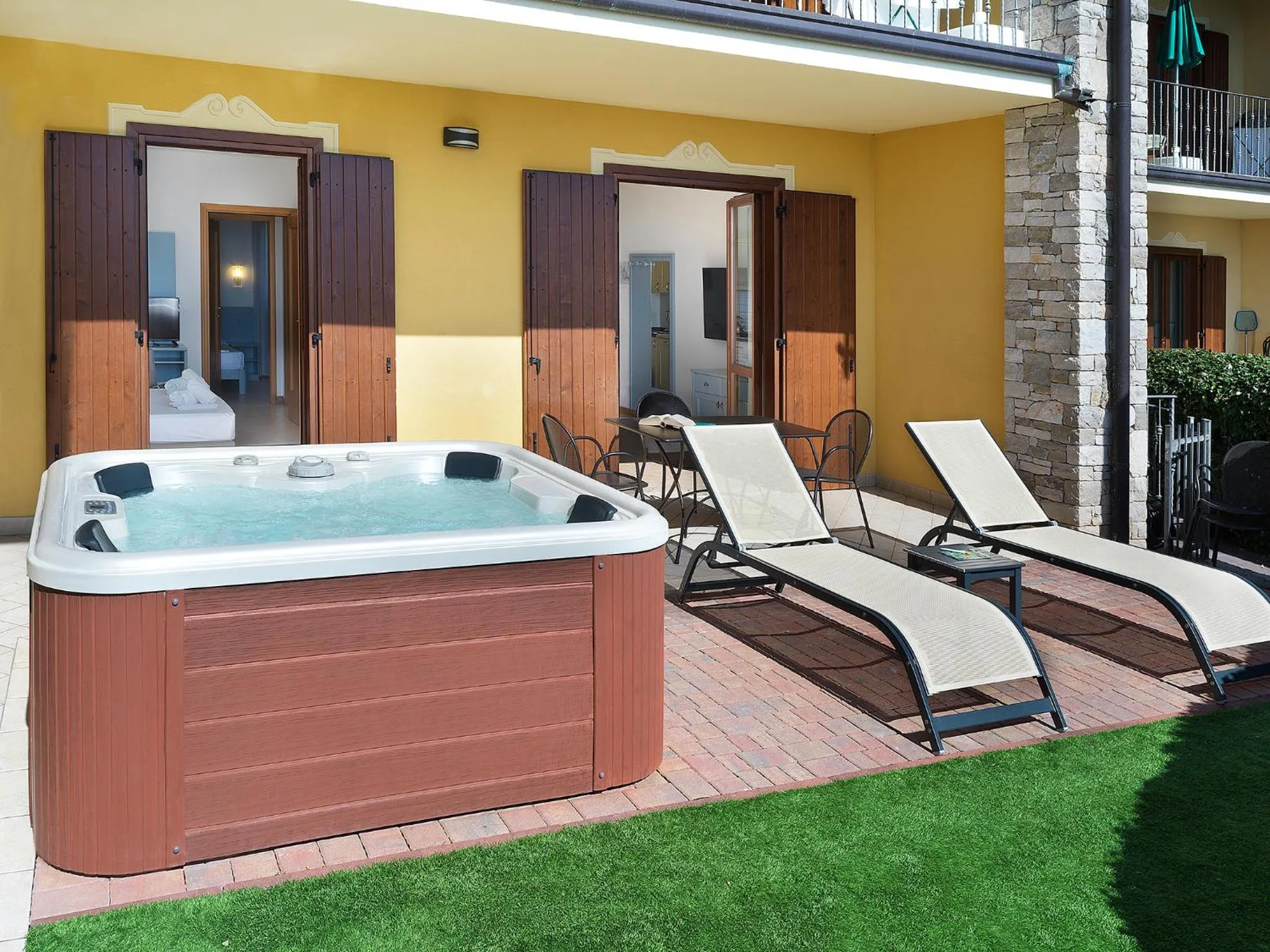 Hot Tub in Residence Besass, GTSGroup