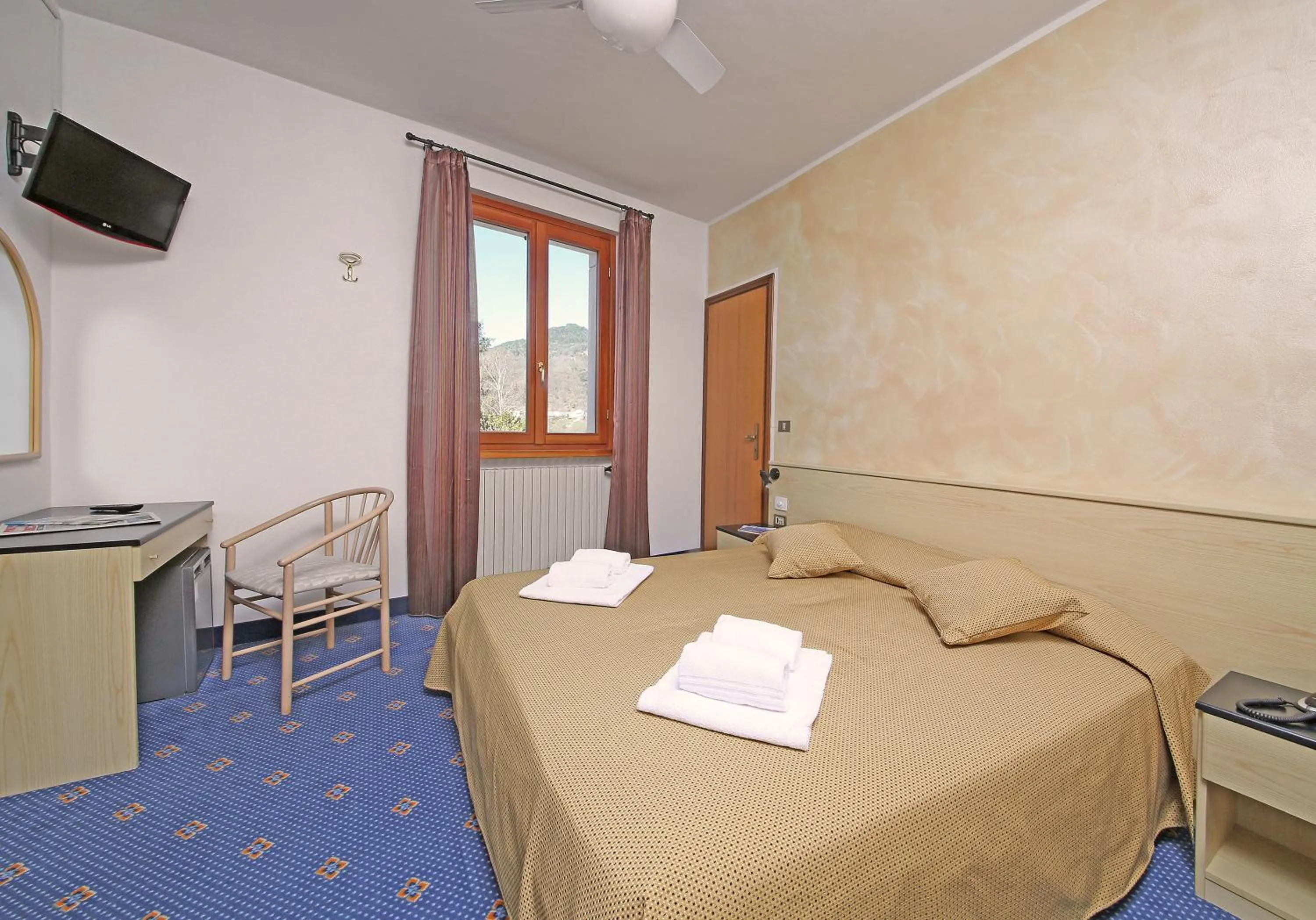 Photo of the whole room, Bed in Garnì Hotel Tignale