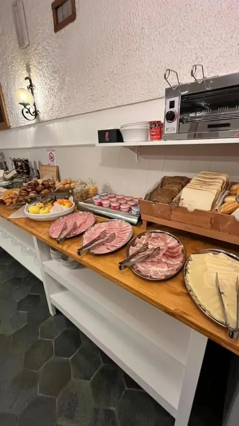 Buffet breakfast in Garnì Hotel Tignale